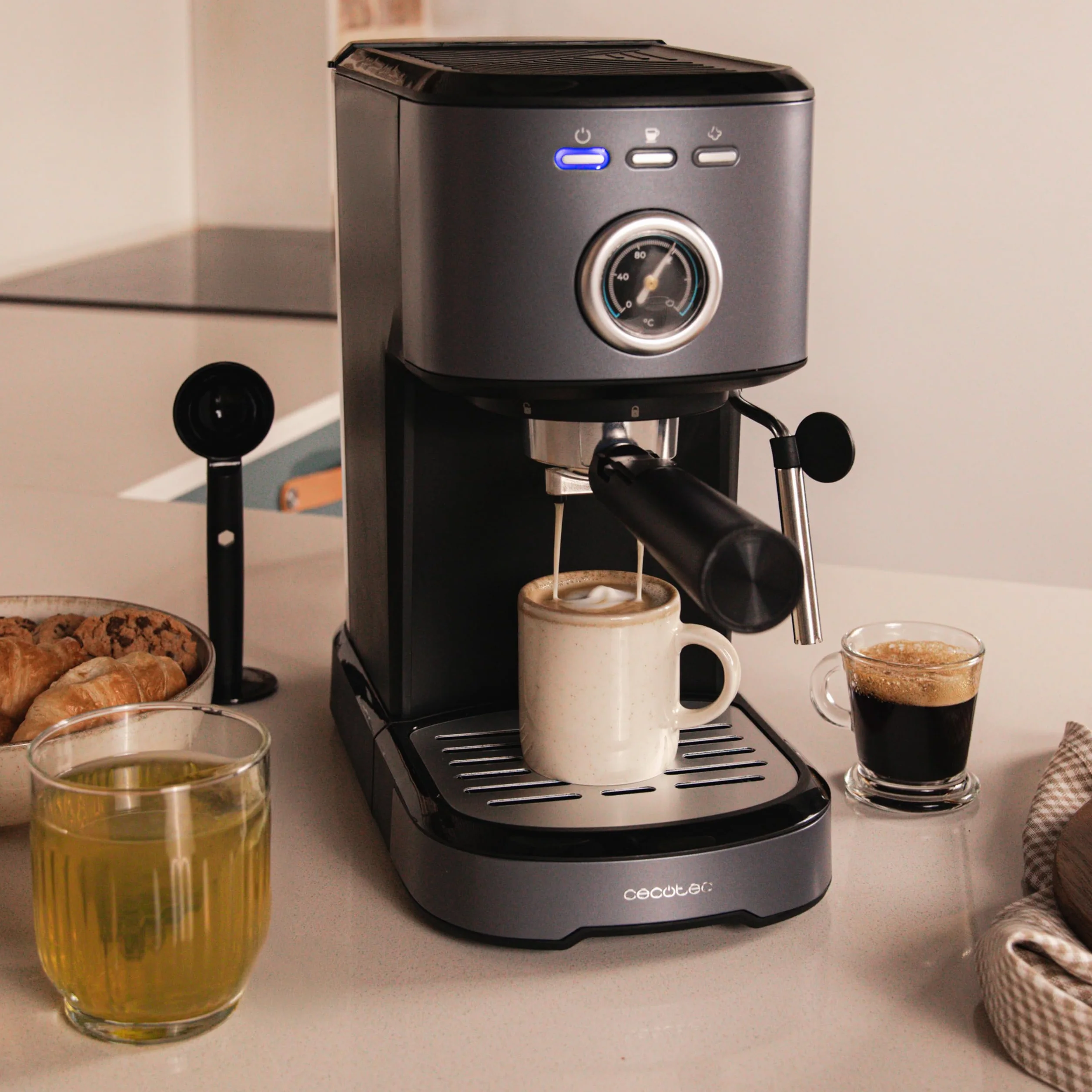 Cecotec Ekspres do kawy Power Espresso 20 Pecan Steel. Cyfrowy ekspres do kawy z 20 barami i obrotową parą.