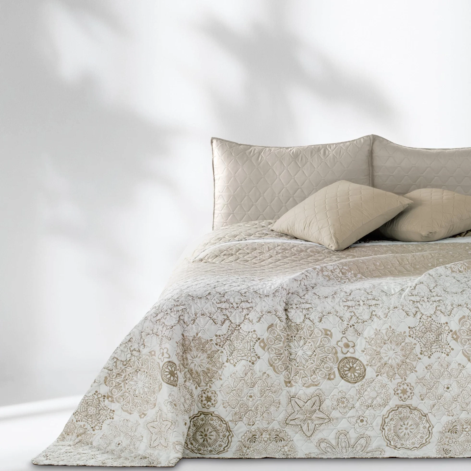 DecoKing Narzuta na łóżko 220 x 240 cm w abstrakcyjny wzór dwustronna Alhambra beżowy biały łatwa w pielęgnacji