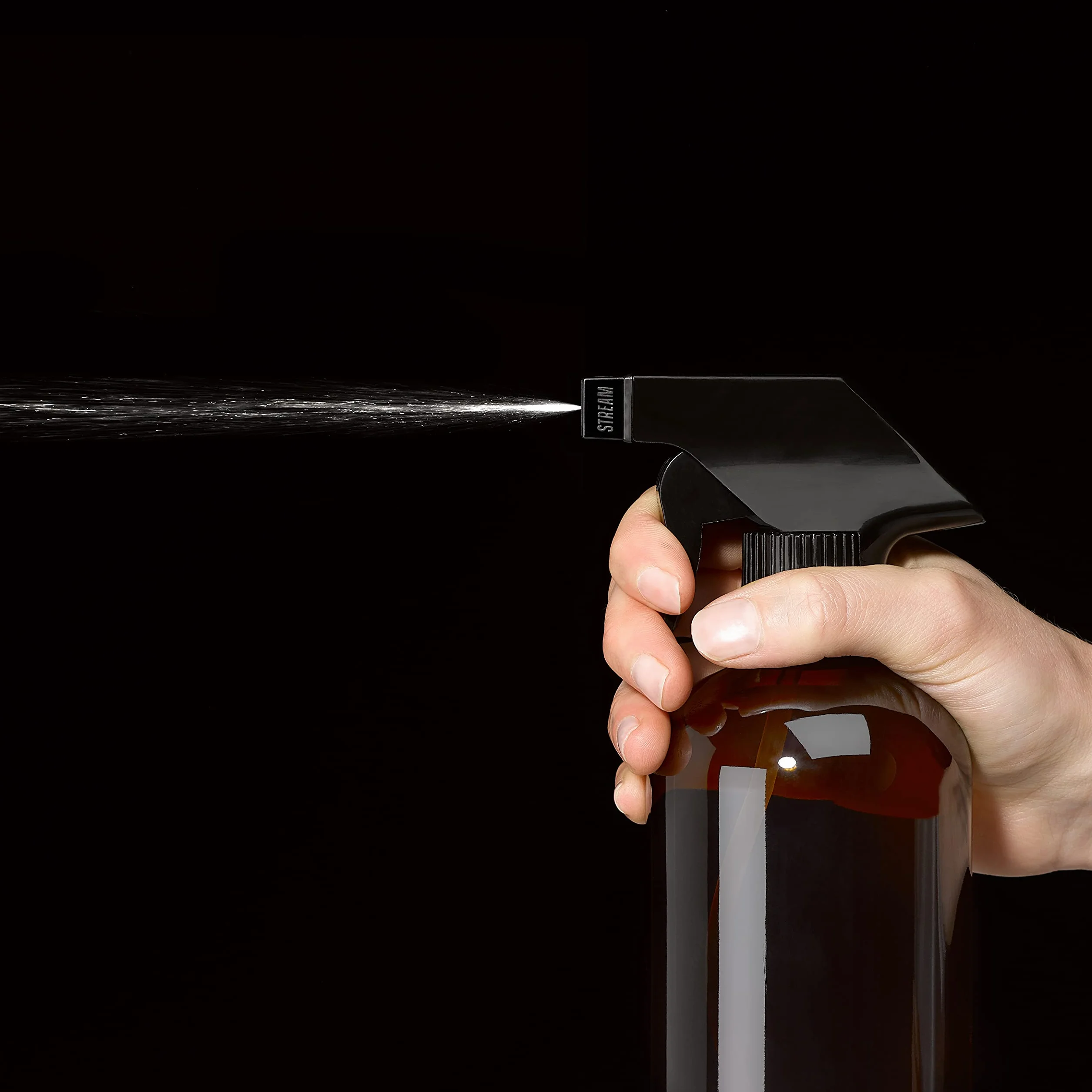 Elliott Brązowa szklana butelka z rozpylaczem 480 ml, wykonana ze szkła pochodzącego z recyklingu i wyposażona w mechanizm natryskowy blokujący, idealna do czyszczenia, podlewania roślin i wielu