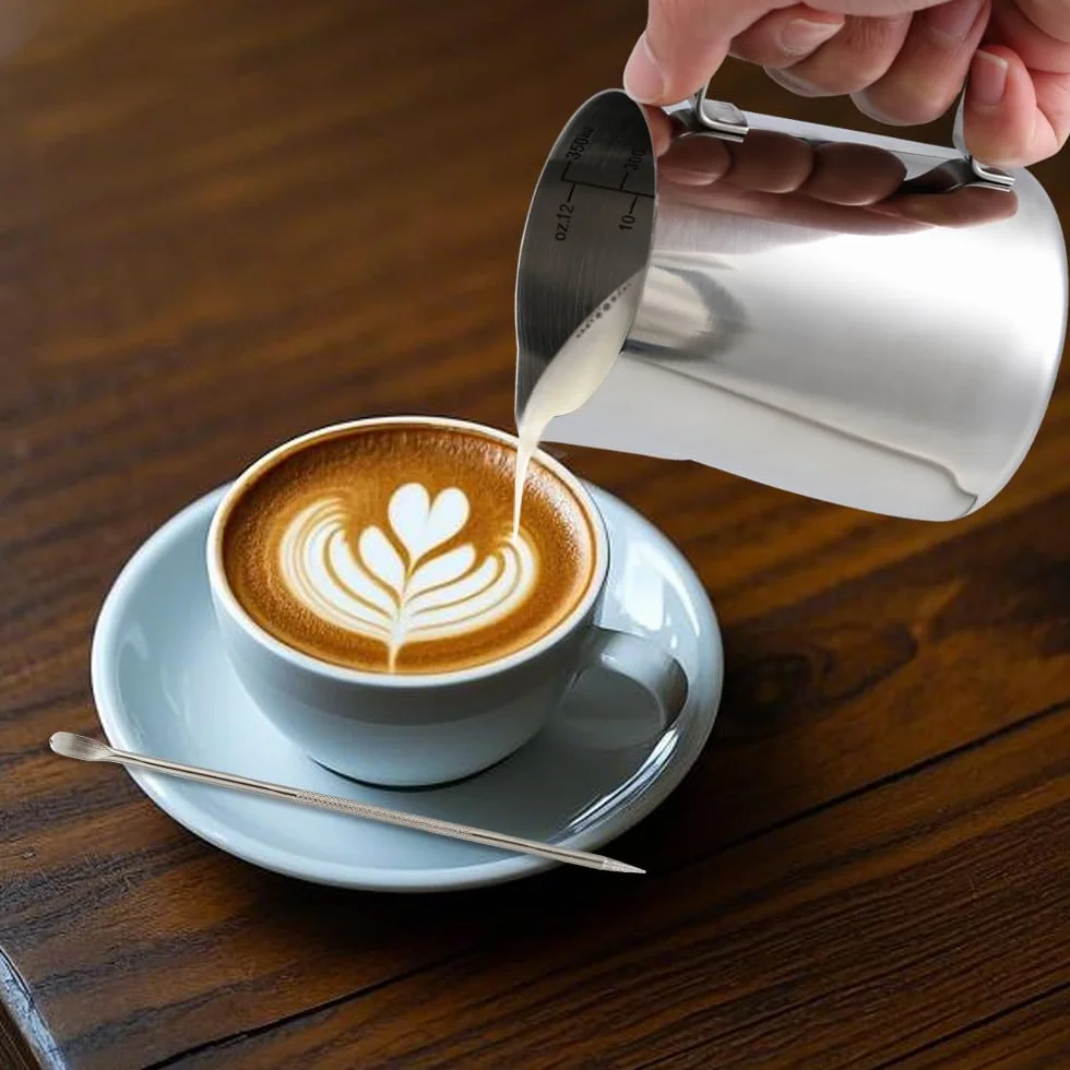 KITDAHOM ręczny dzbanek do spieniania mleka ze stali nierdzewnej 350 ml ze skalą dozownik do śmietany w zestawie z igłą do latte art