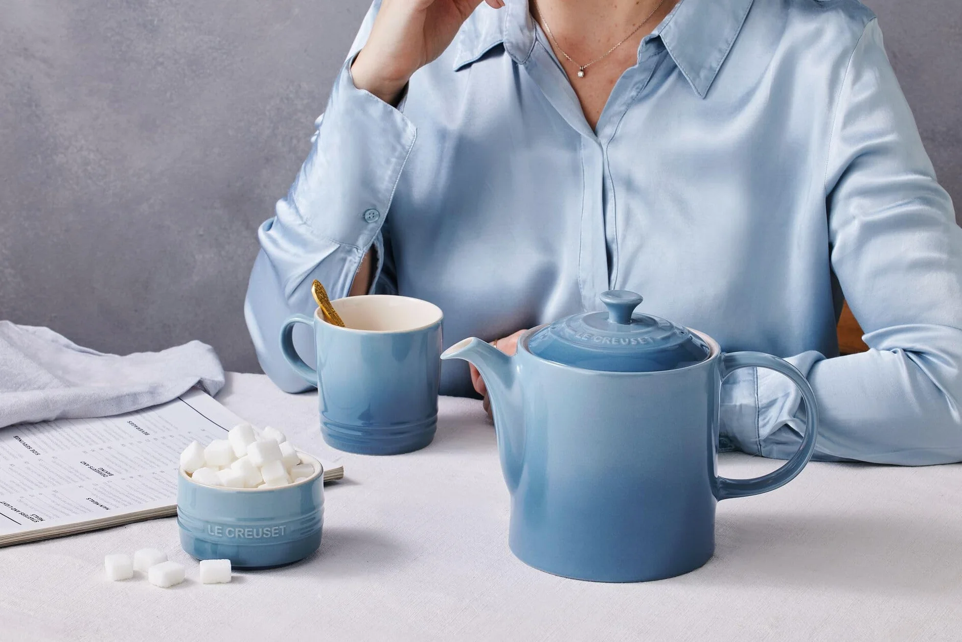 Le Creuset Duży emaliowany imbryk kamionkowy do herbaty, 1,3 litra, na 4 filiżanki, Chambray, 70703134340000