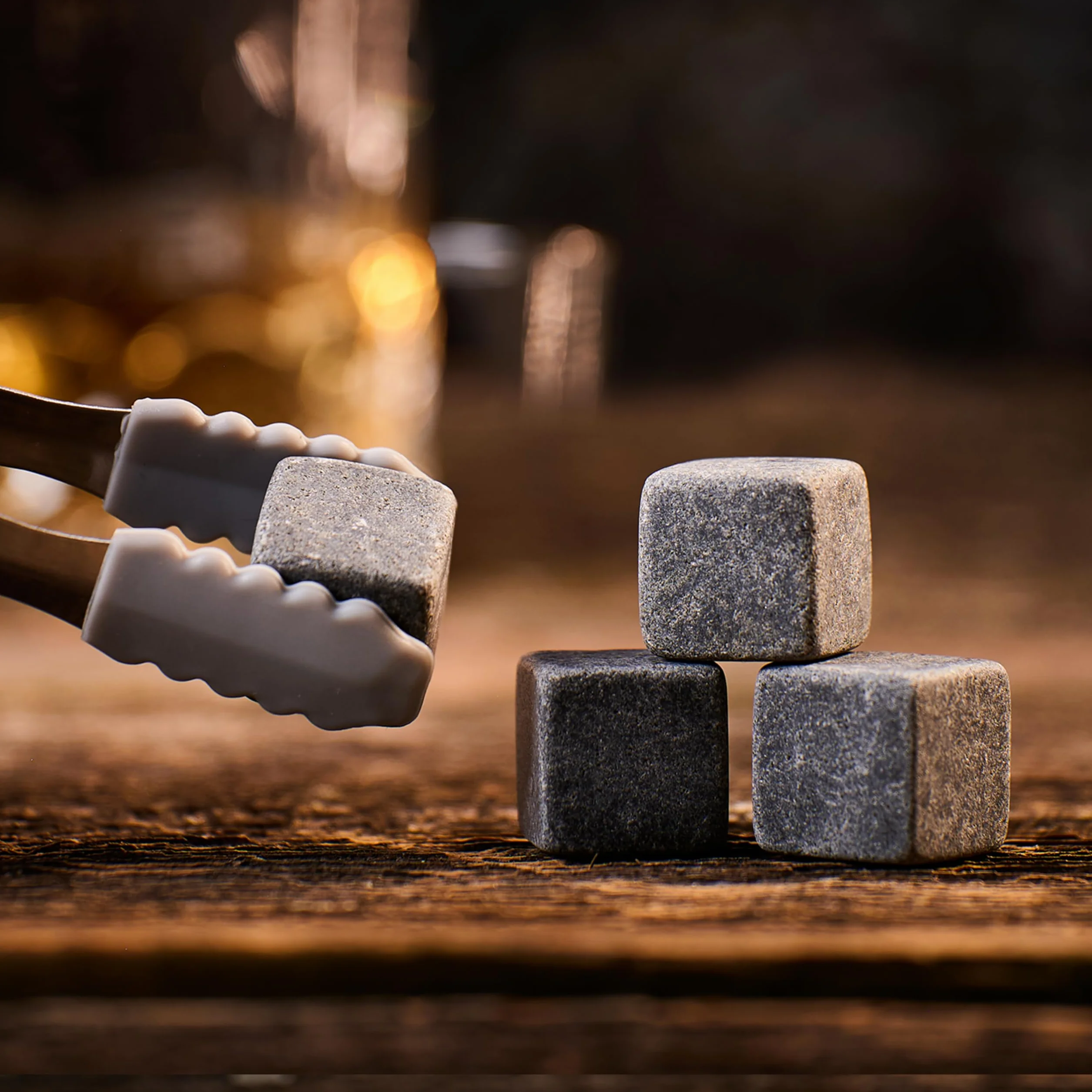 WHISISKEY Zestaw Kamienie do Whisky - 12 Kamieni do Whiskey - Prezenty dla Mężczyzn - Akcesoria do Whisky - Wielokrotnego Użytku Kostki Lodu - Pomysły na Prezent dla Mężczyzny