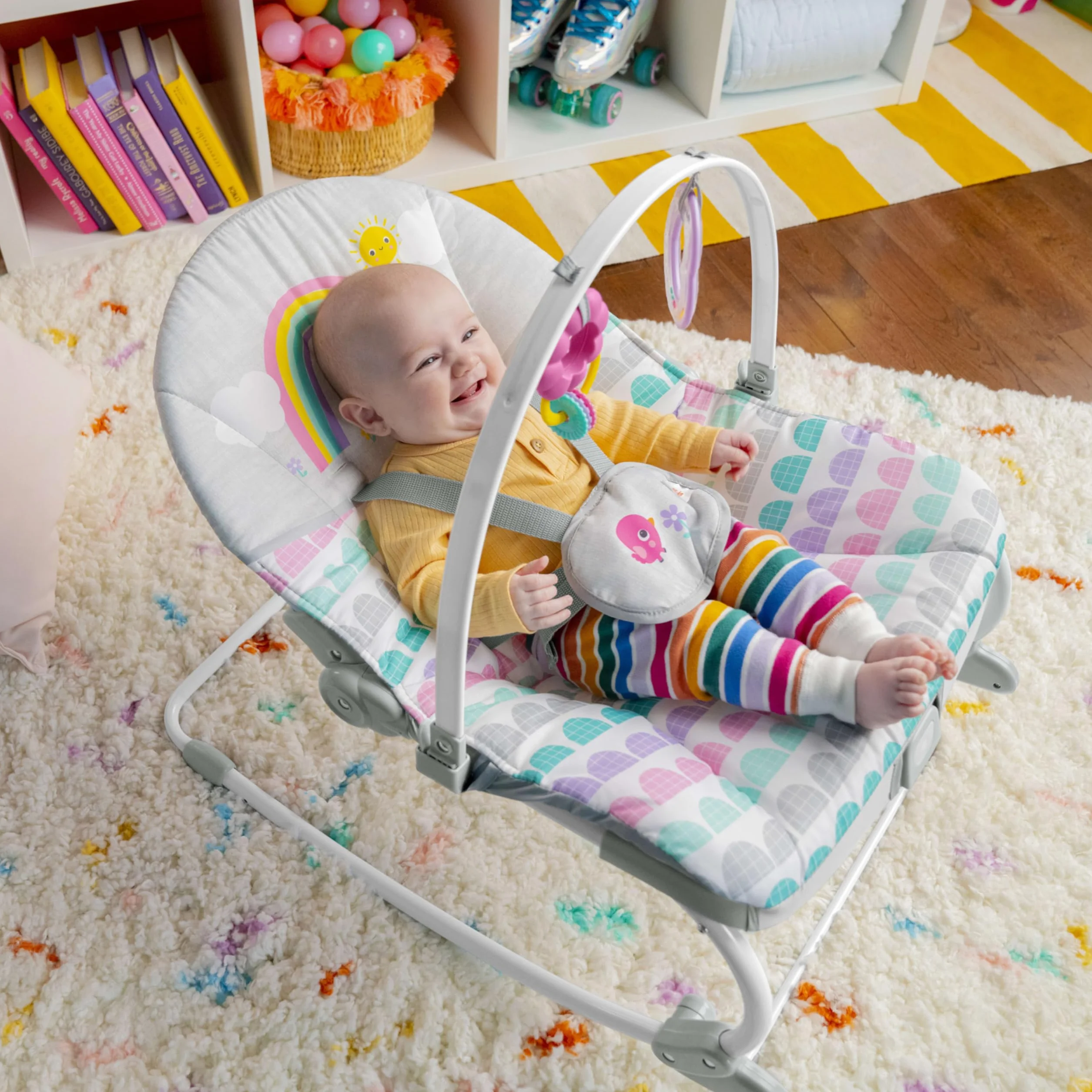 Bright Starts, Rosy Rainbow Evolutive leżak, kojące wibracje, 2 pozycje nachylenia, łuk do zabawy z 2 pluszakami, 5-punktowa uprząż do wiązania - od urodzenia