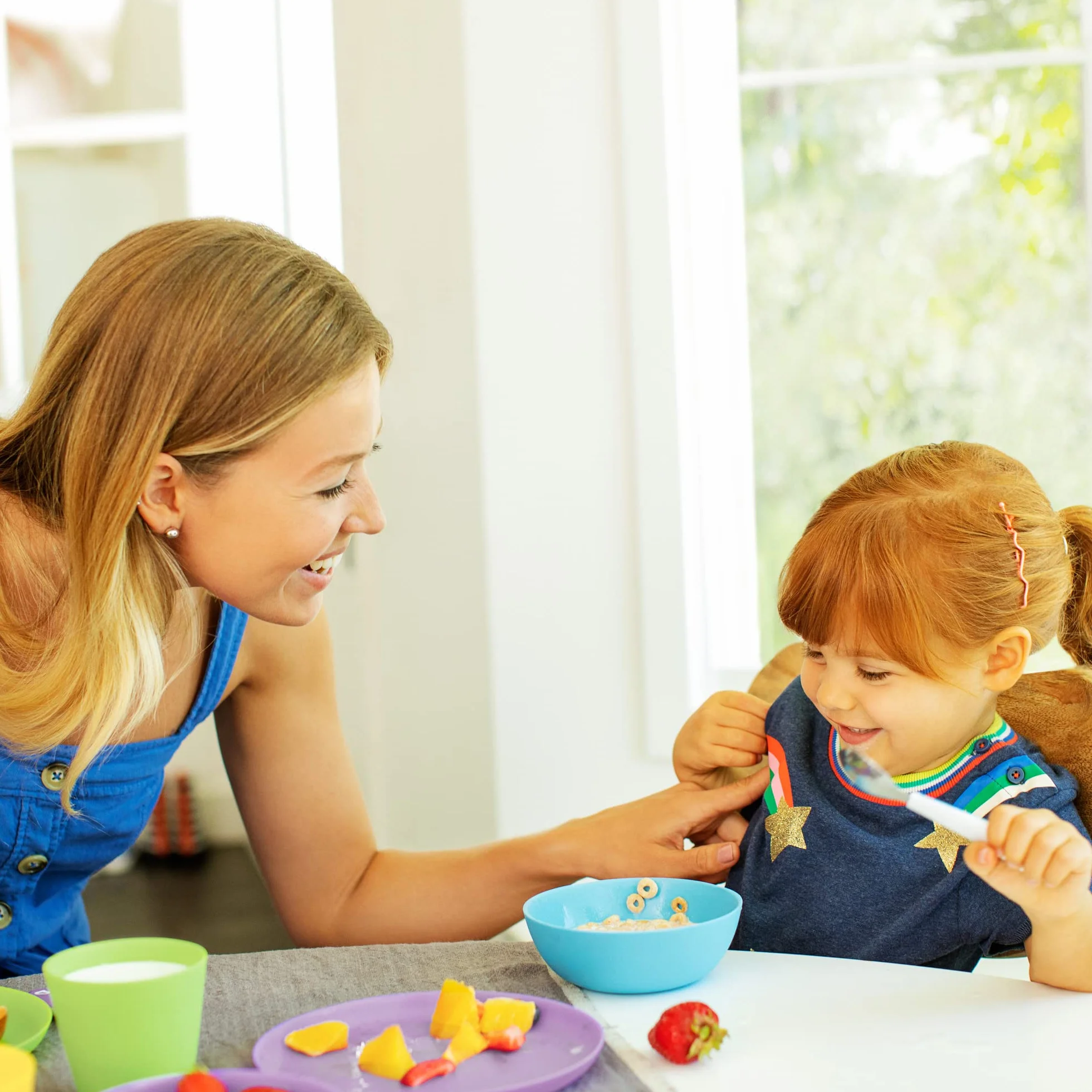 Munchkin Miski dla wielu maluchów i niemowląt, zestaw jasnych plastikowych misek, nadają się do mycia w zmywarce, bez BPA, można układać w stos, 8 sztuk