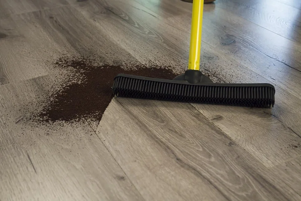 FURemover Oryginalna gumowa miotła do sierści zwierząt domowych ze ściągaczką, z teleskopowym uchwytem 147 cm do dywanu, płytek i twardego drewna
