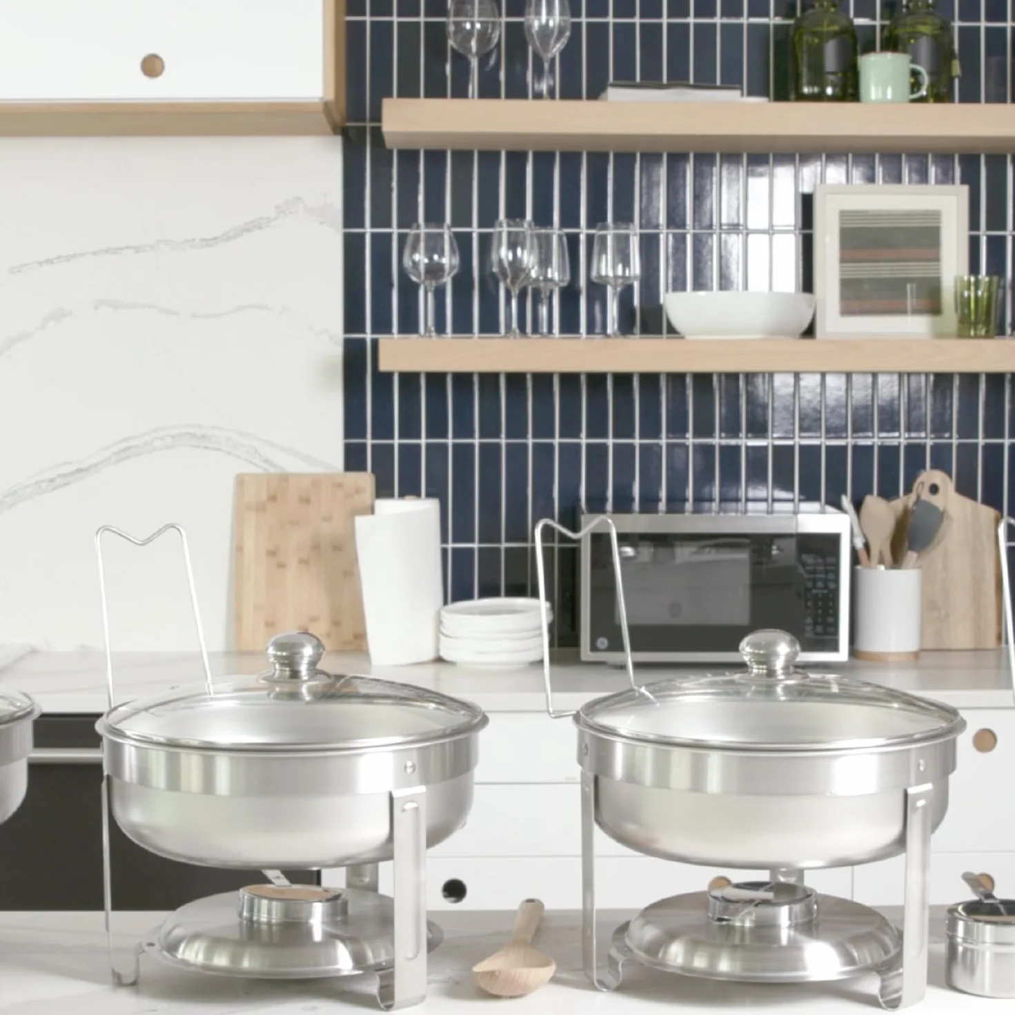 ALPHA LIVING 70012-R Zestaw 2 naczyń – kompletny zestaw ze stali nierdzewnej ze szklanymi pokrywkami, uchwyt na paliwo, eleganckie i praktyczne tace podgrzewające do bufetu, na ślub, artykuły