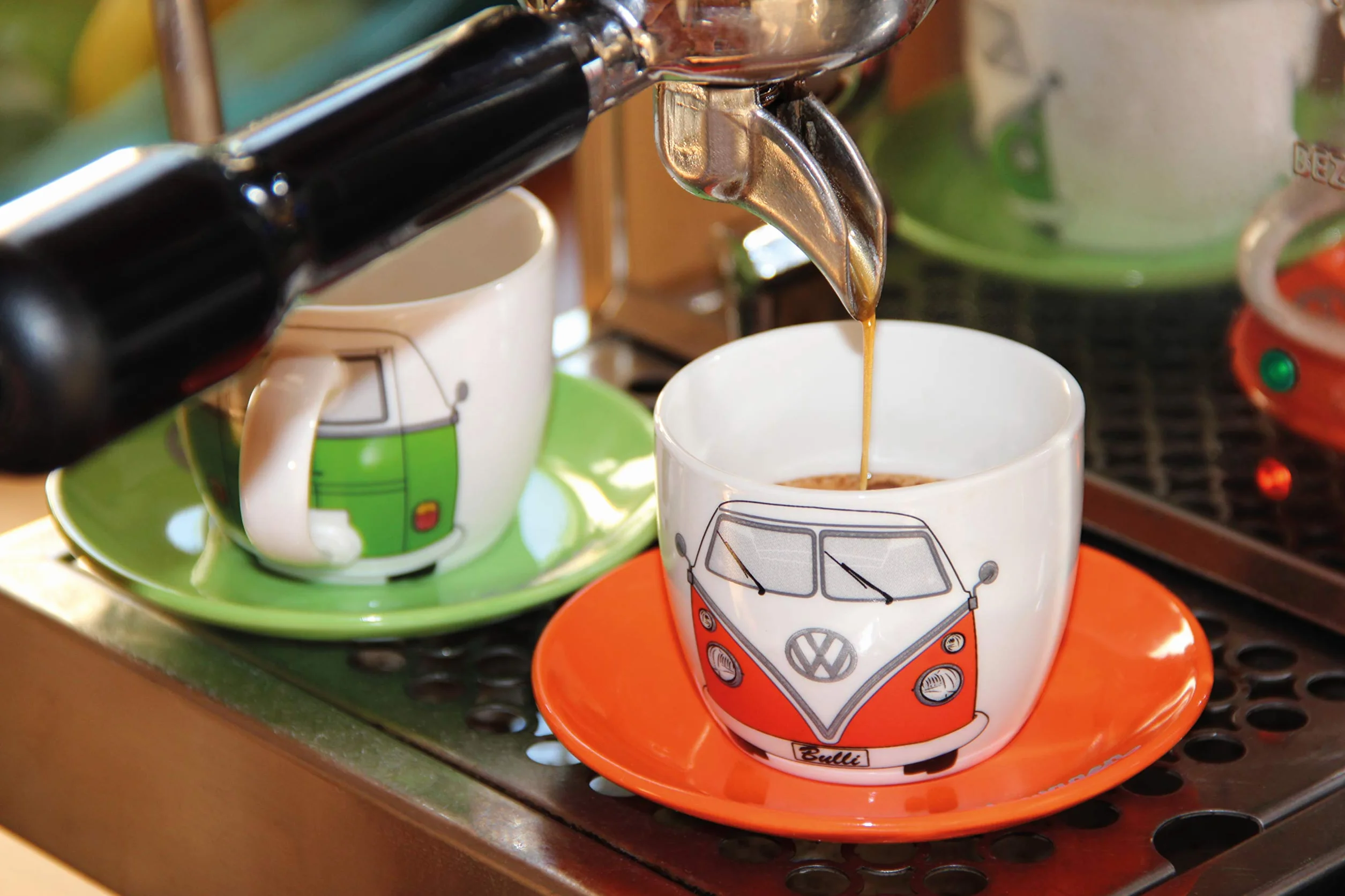 BRISA VW Collection - Volkswagen T1 Bulli Bus filiżanki do espresso w pudełku prezentowym (motyw: spodki - świetny pomysł na prezent/pamiątka (przód/4 kolory/zestaw 4 szt.) / 100 ml