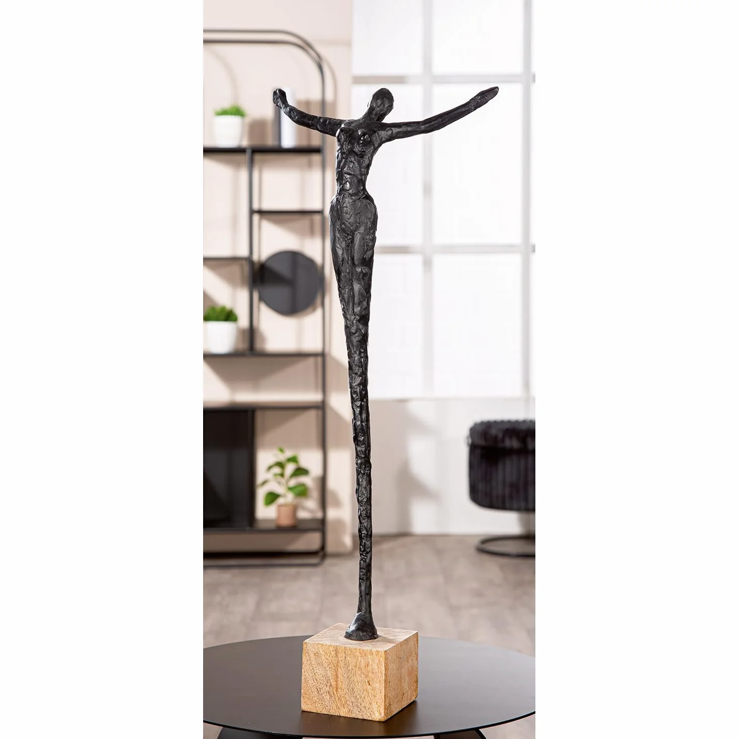 GILDE Rzeźba Freedom z żywicy syntetycznej i drewna mango – kolor naturalny i czarny – wysokość 70 cm x szerokość 29 cm – figurka ludzka