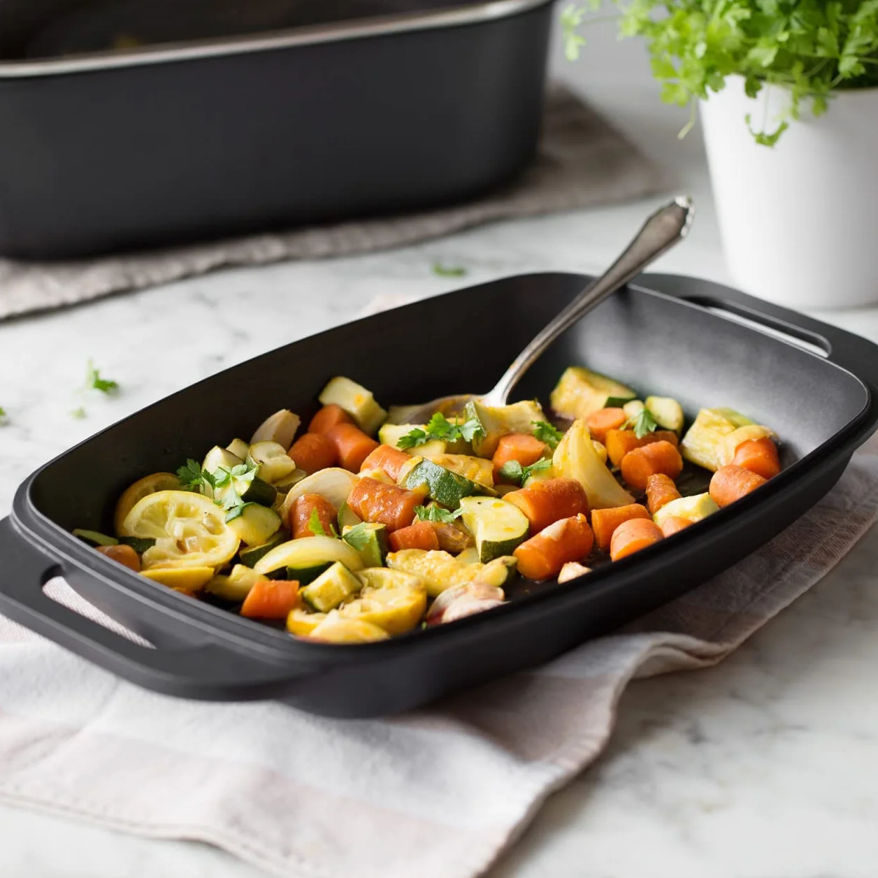 Brytfanna z odlewu aluminiowego, 7 l, w zestawie pokrywka grillowa ze zintegrowanym przyciskiem aromatu, patelnia do duszenia, nieprzywierająca powłoka teflonowa, do 240°C, nadaje się do mycia w zmywarce