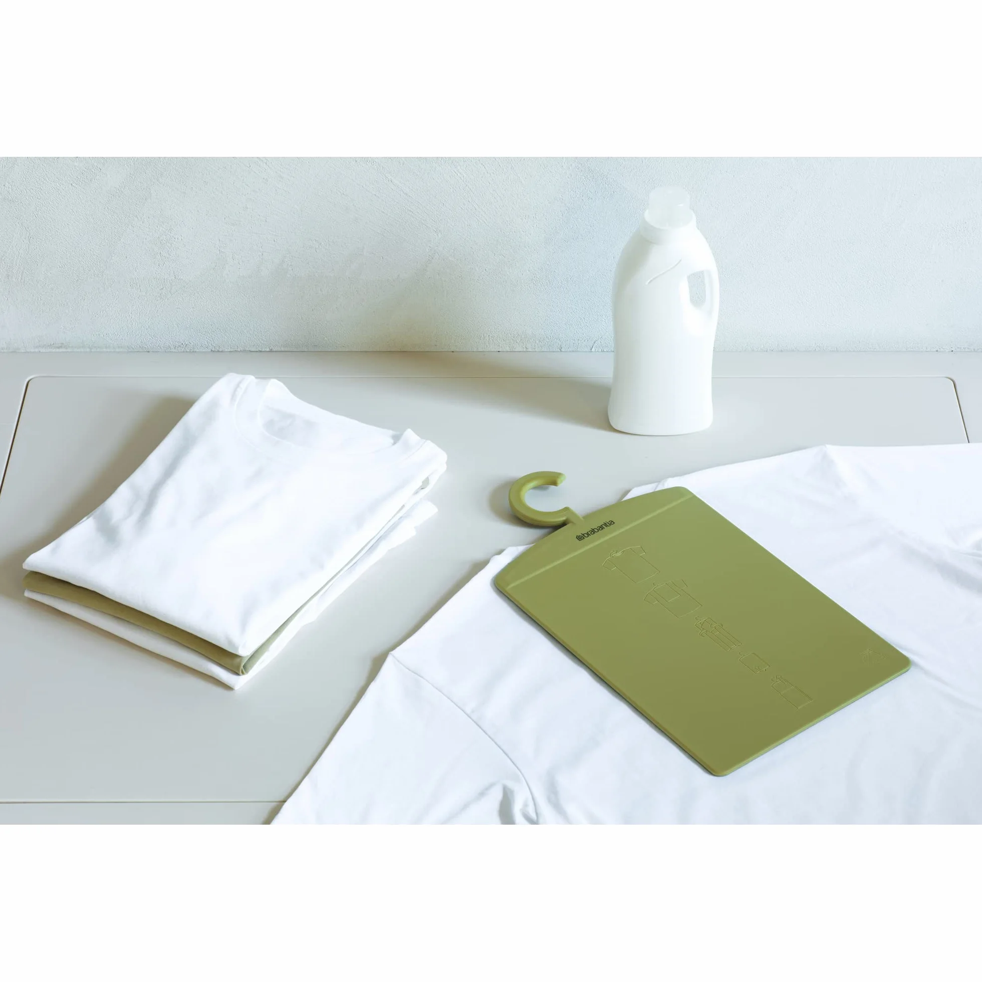 Brabantia Składana tablica segregator stołowy - na koszulki i swetry, z haczykiem do zawieszenia, organizator ubrań, spokojna zieleń, 38,2 x 0,5 x 21,3 cm