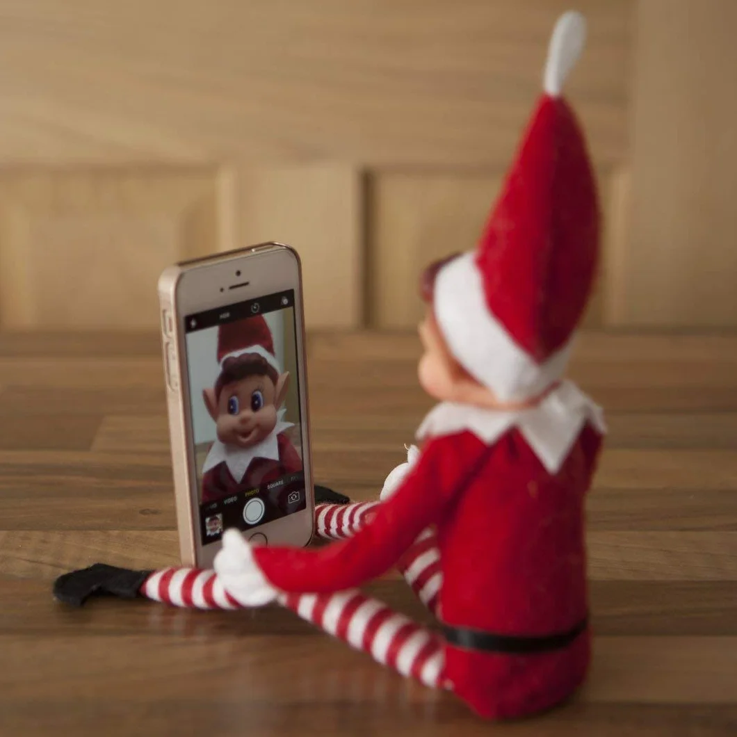 Elfie (chłopiec) zabawne i figlarne elfy zachowują się źle figura z miękkim ciałem i winylową twarzą, czerwona