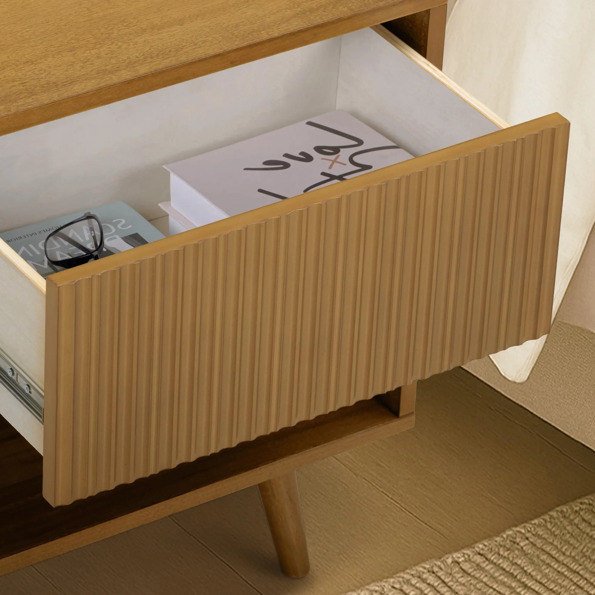 Teamson Home Tremolo Stolik nocny z 1 otwieraną szufladą, otwartą półką do przechowywania i karbowanymi detalami z drewna, naturalny