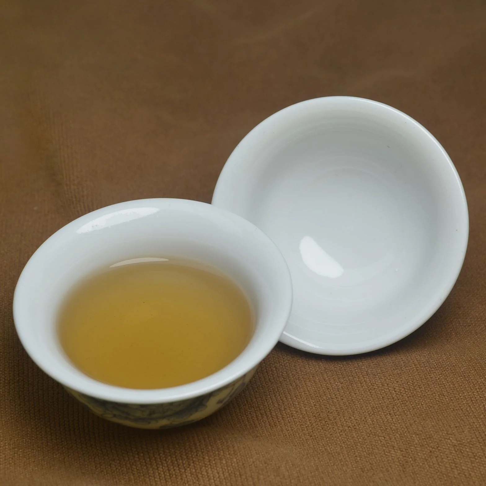 Liang baobao Chińska tradycyjna filiżanka do degustacji herbaty, zestaw 4 sztuk, 56 ml, biała porcelana, mini kubki na ceremonię herbaty Gongfu (piwonia)