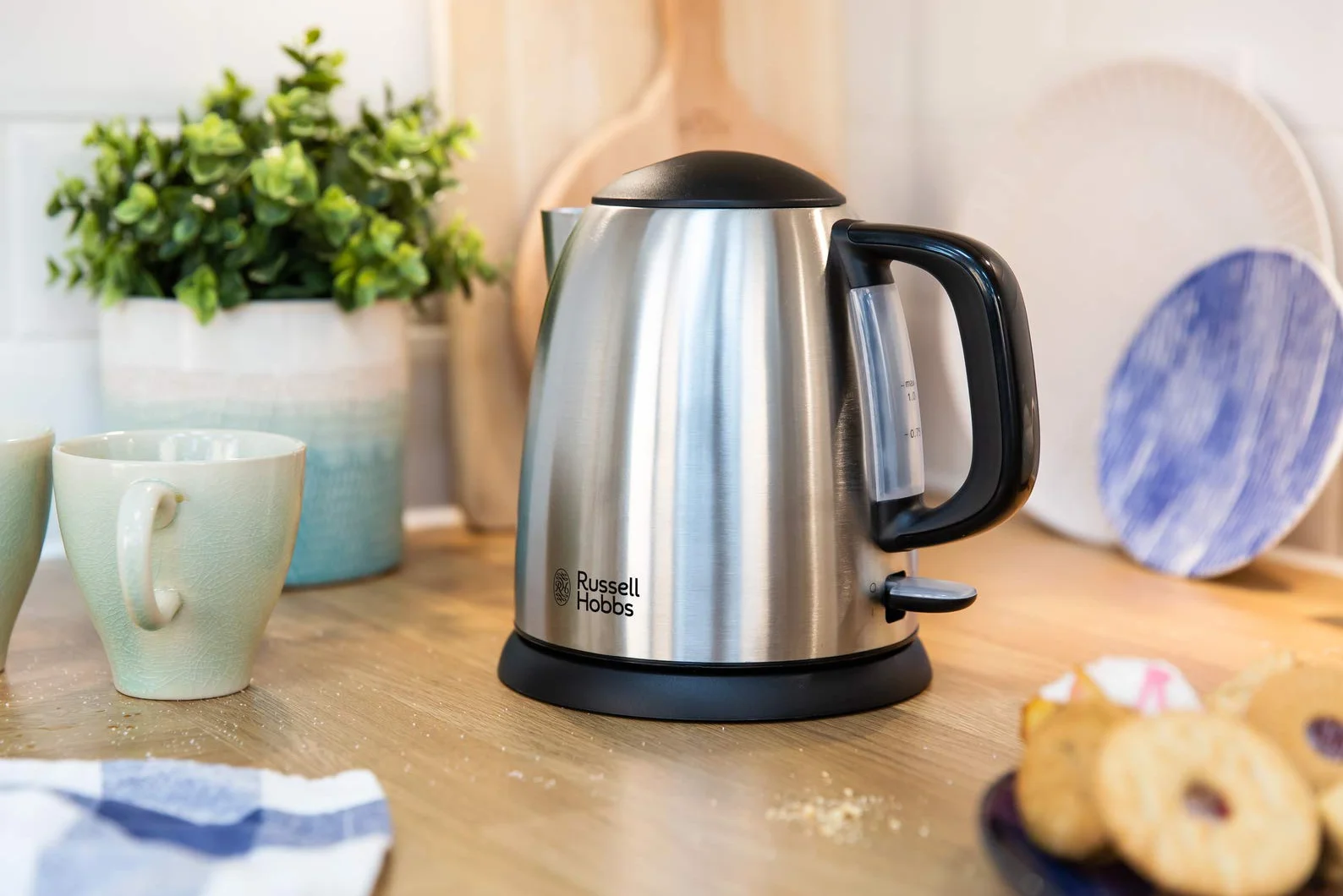 Russell Hobbs czajnik elektryczny, wymienny filtr antywapienny, kontroler strix, strefy szybkiego gotowania, mały czajnik podróżny, pojemność 1l, moc 2400W, czarny, Adventure 24991-70