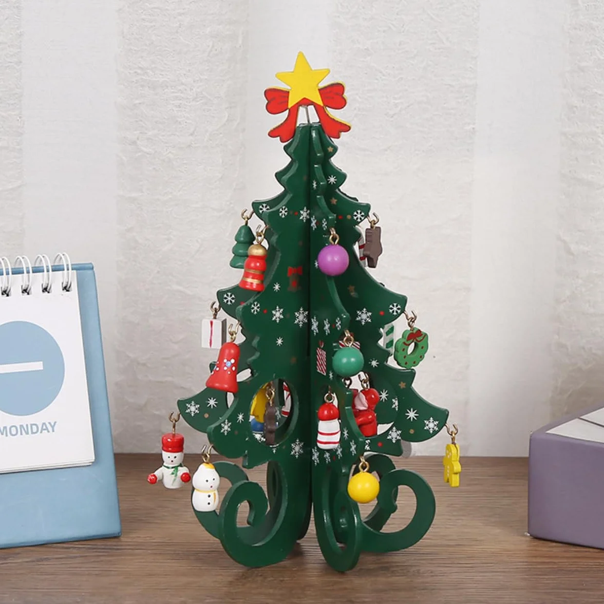 Mała choinka dekoracja stołu, drewniana, zielona, choinka z zawieszką, drewniana mini choinka, ornament, dekoracyjna dekoracja, dekoracja bożonarodzeniowa