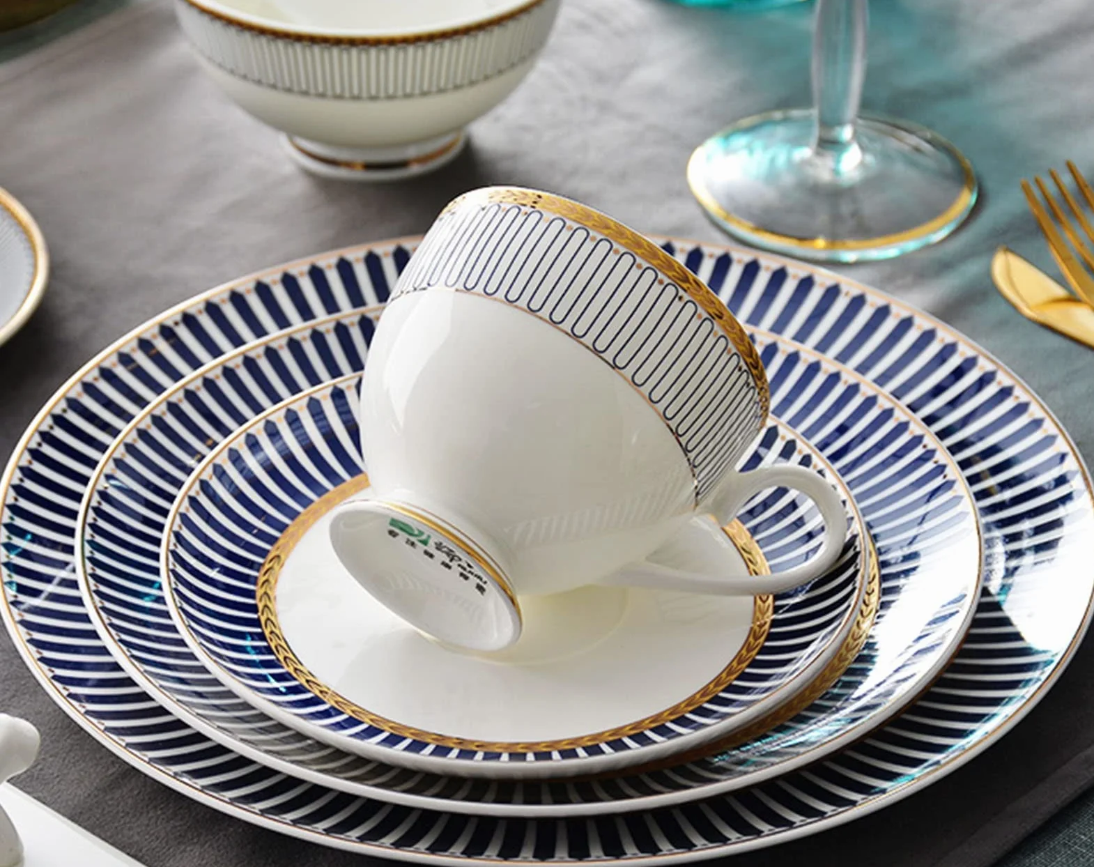 20-częściowy zestaw obiadowy z porcelany kostnej, zestaw porcelanowy, lekki zestaw talerzy i misek na 2 komplety obiadowe, zestaw zastawy stołowej