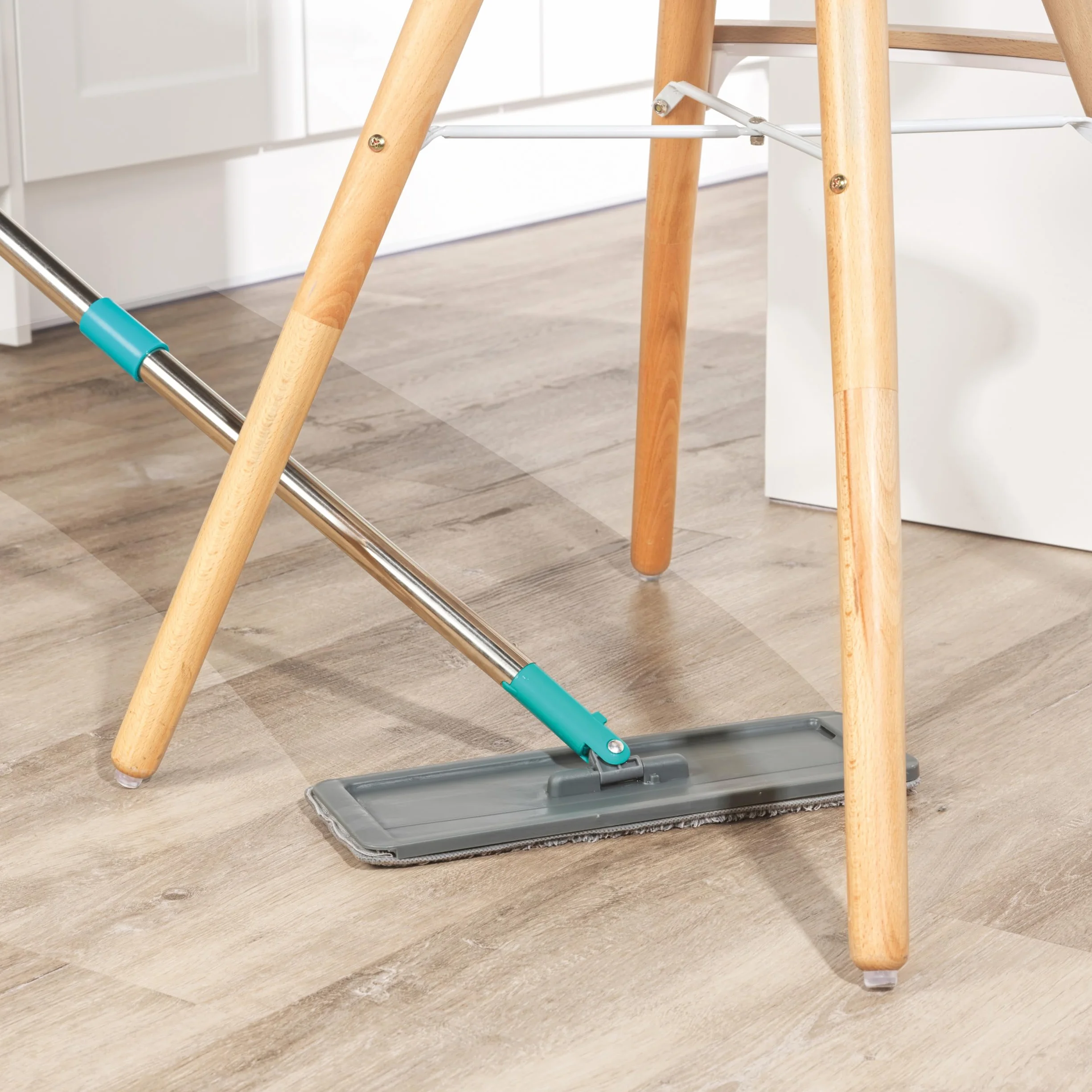 Beldray AntiBac Mop Płaski & Wiadro - 5 L, Wbudowana Funkcja Wyżymania, Zintegrowany Podnóżek, Głowica Obracająca się o 180°, 2 Dodatkowe Nakładki na Mop w Zestawie, Kompaktowy Design, Smukła Głowica