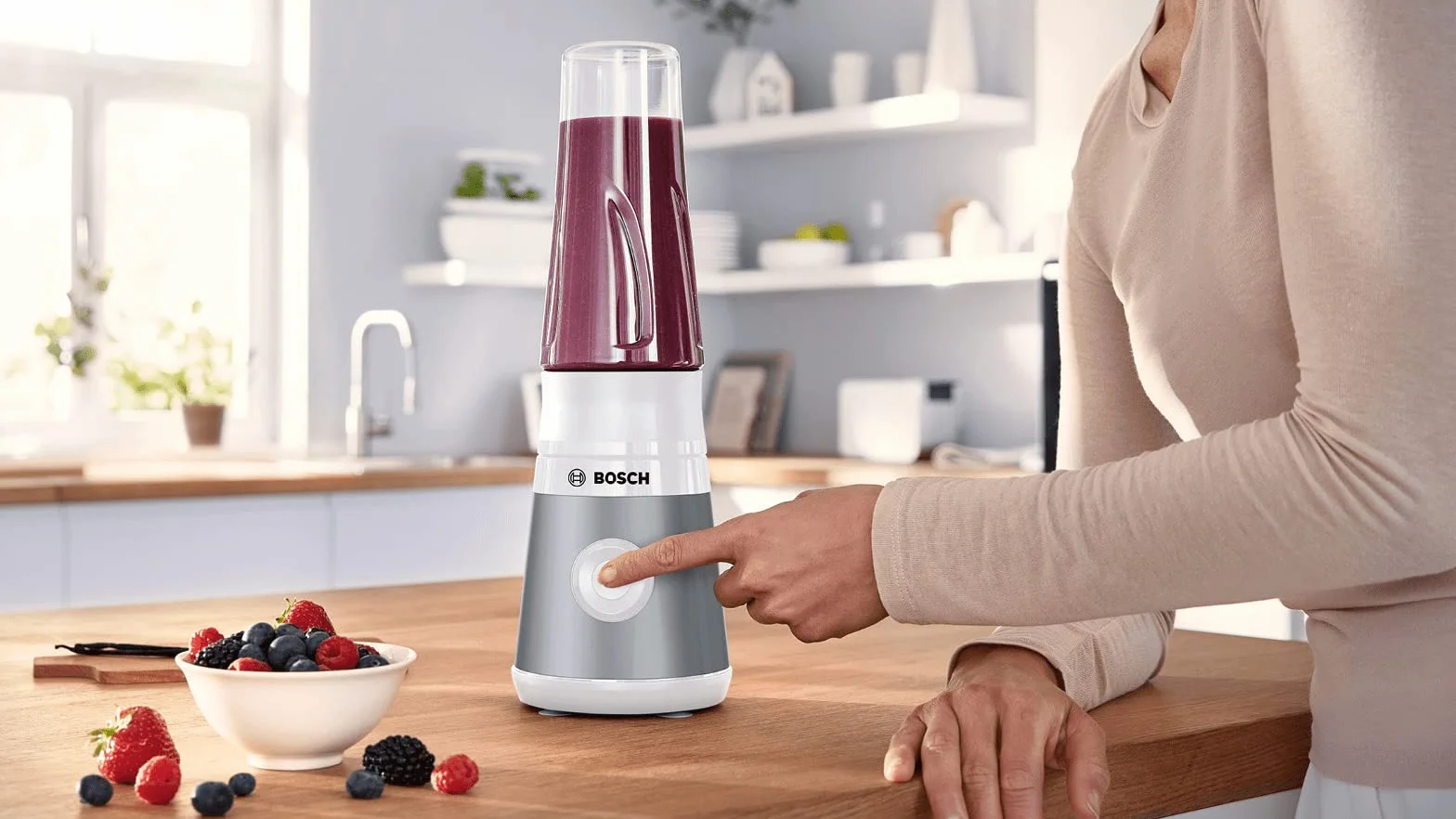 Bosch, mini blender, seria VitaPower 2, system ProPerformance z szybkim miksowaniem, silnik o mocy 450 W, ostrza ze stali nierdzewnej, szczelny, butelka Tritan ToGo, jasnosrebrny, biały, MMB2111