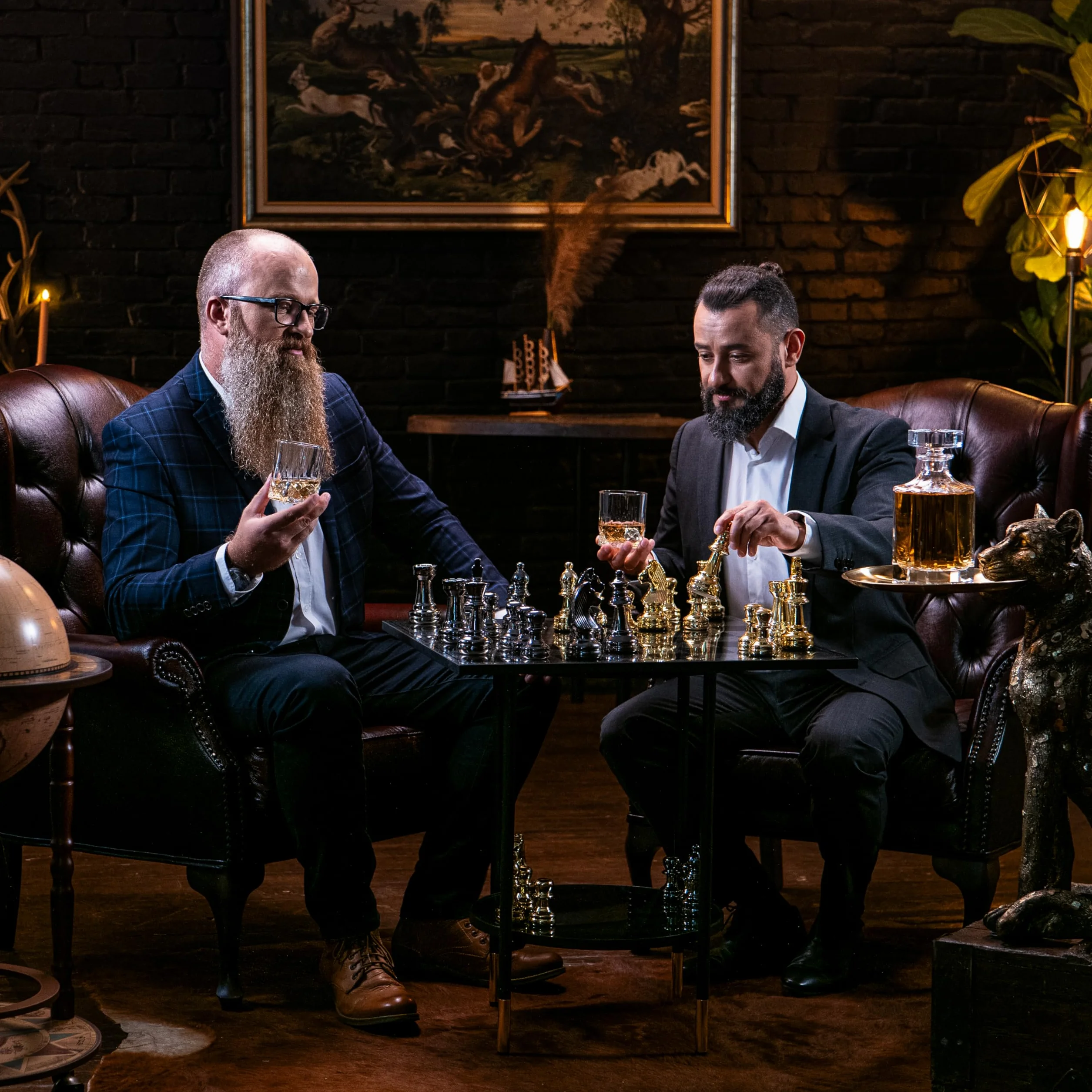 WHISISKEY Zestaw Karafka do Whisky - Zestaw Prezentowy Whiskey - Prezenty dla Mężczyzn - Pomysły na Prezent dla Mężczyzny - Klasyczna Karafka 700ML, 2 Szklanki do Whisky, 4 Kamienie do Whisky