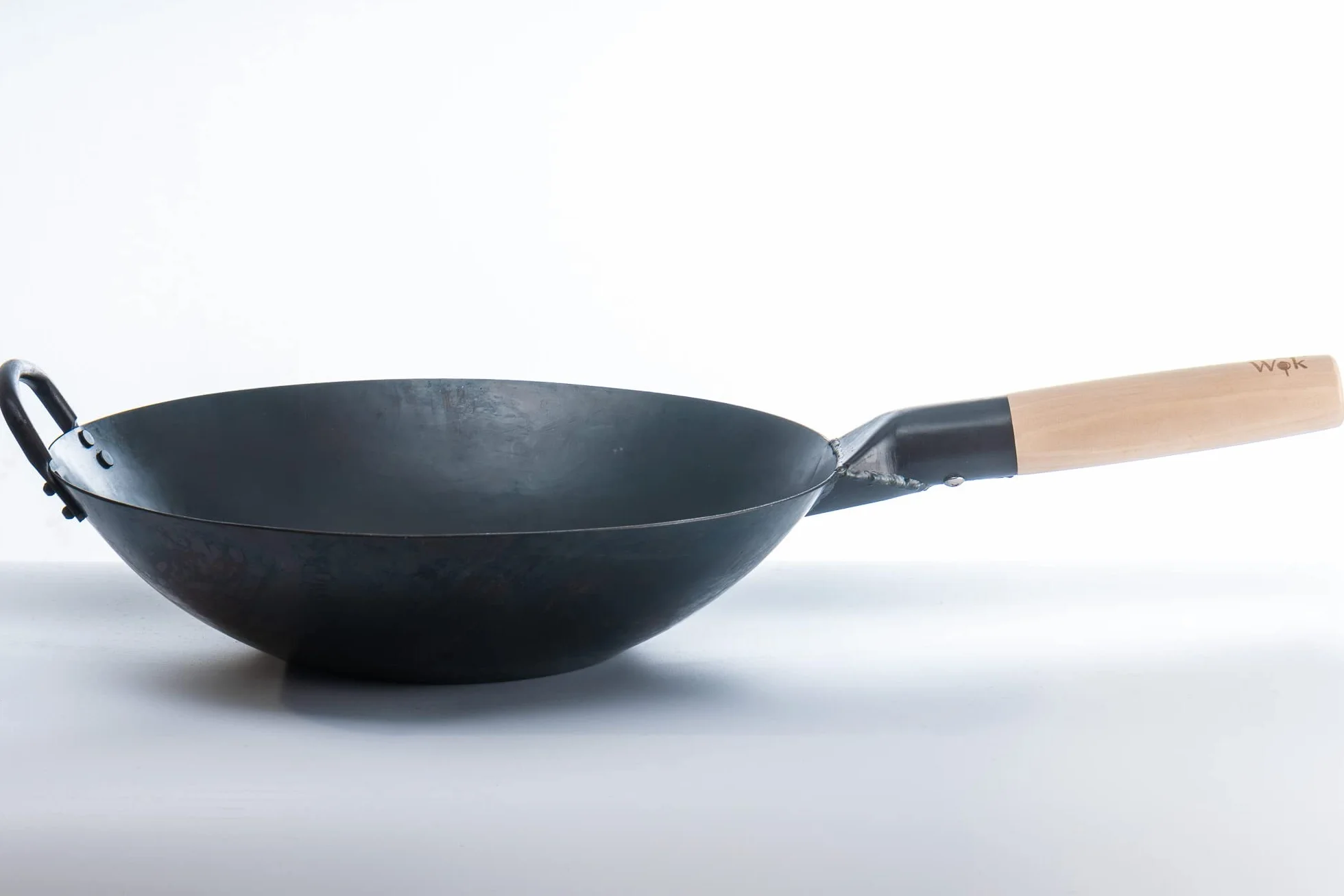 Craft Wok Black13 płaski wstępnie sezonowany wok młotkowany ze stali węglowej z drewnianym i stalowym uchwytem pomocniczym (33 cm, płaskie dno)