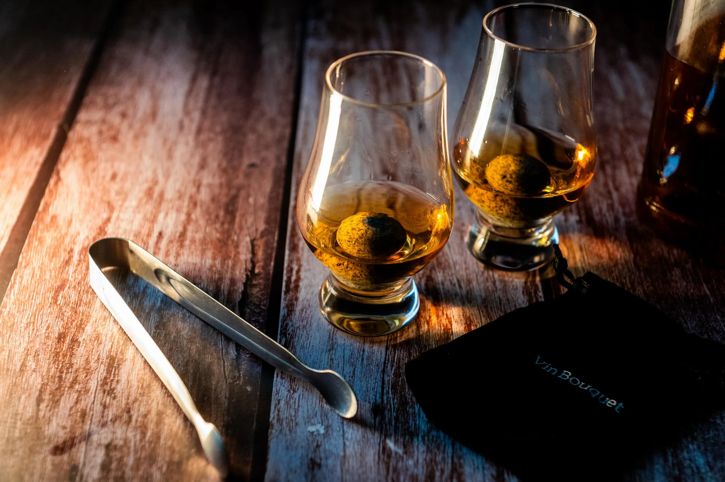 VB VIN BOUQUET FI 1553 SET Klasyczny zestaw do whisky z 2 szklankami 300 ml, kamieniami granitowymi i szczypcami ze stali nierdzewnej, pudełko prezentowe