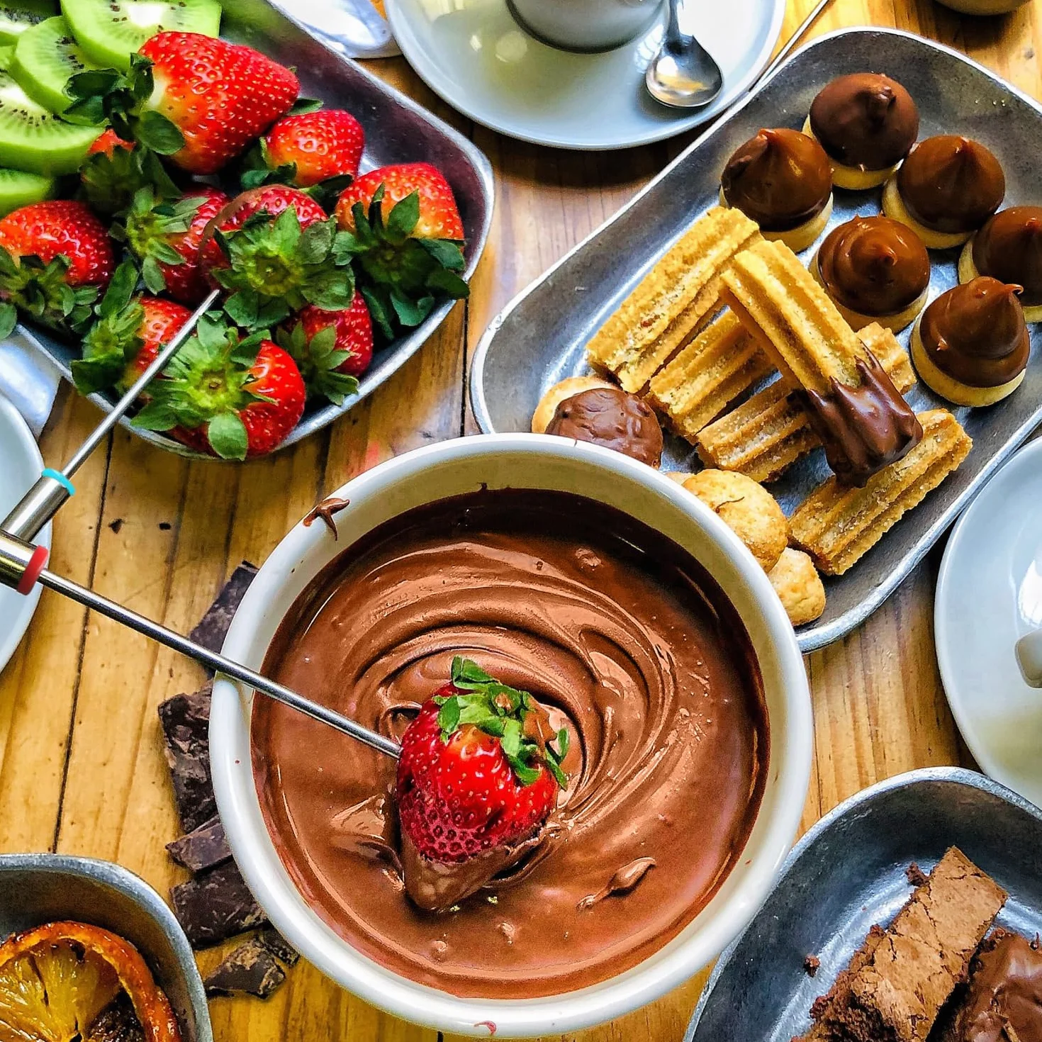 COM-FOUR® Zestaw do czekoladowego fondue Premium - miska ceramiczna z podstawka na podgrzewacz i 4 widelcami - tygiel do czekolady i sera - tygiel - miska do dipów deserowych dla 4 osób (bialy)