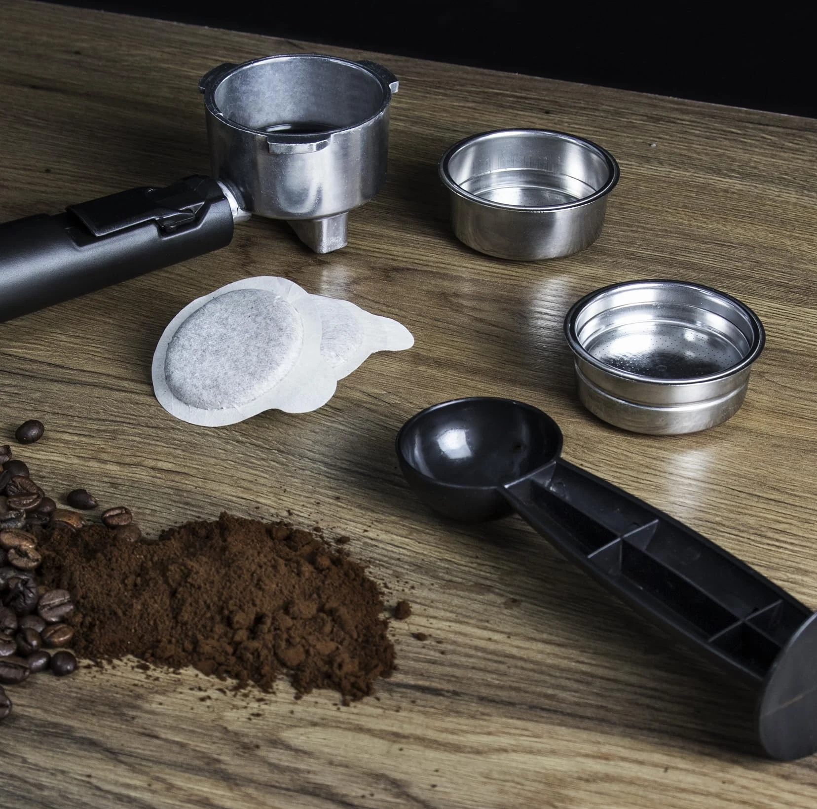 Cecotec Ekspres do kawy Espresso i Cappuccino Power Espresso. 20 barów ciśnieniowych, regulowany parowiec, ramię z podwójnym wyjściem, podgrzewacze, pojemność 1,5 l, w zestawie łyżka do prasy