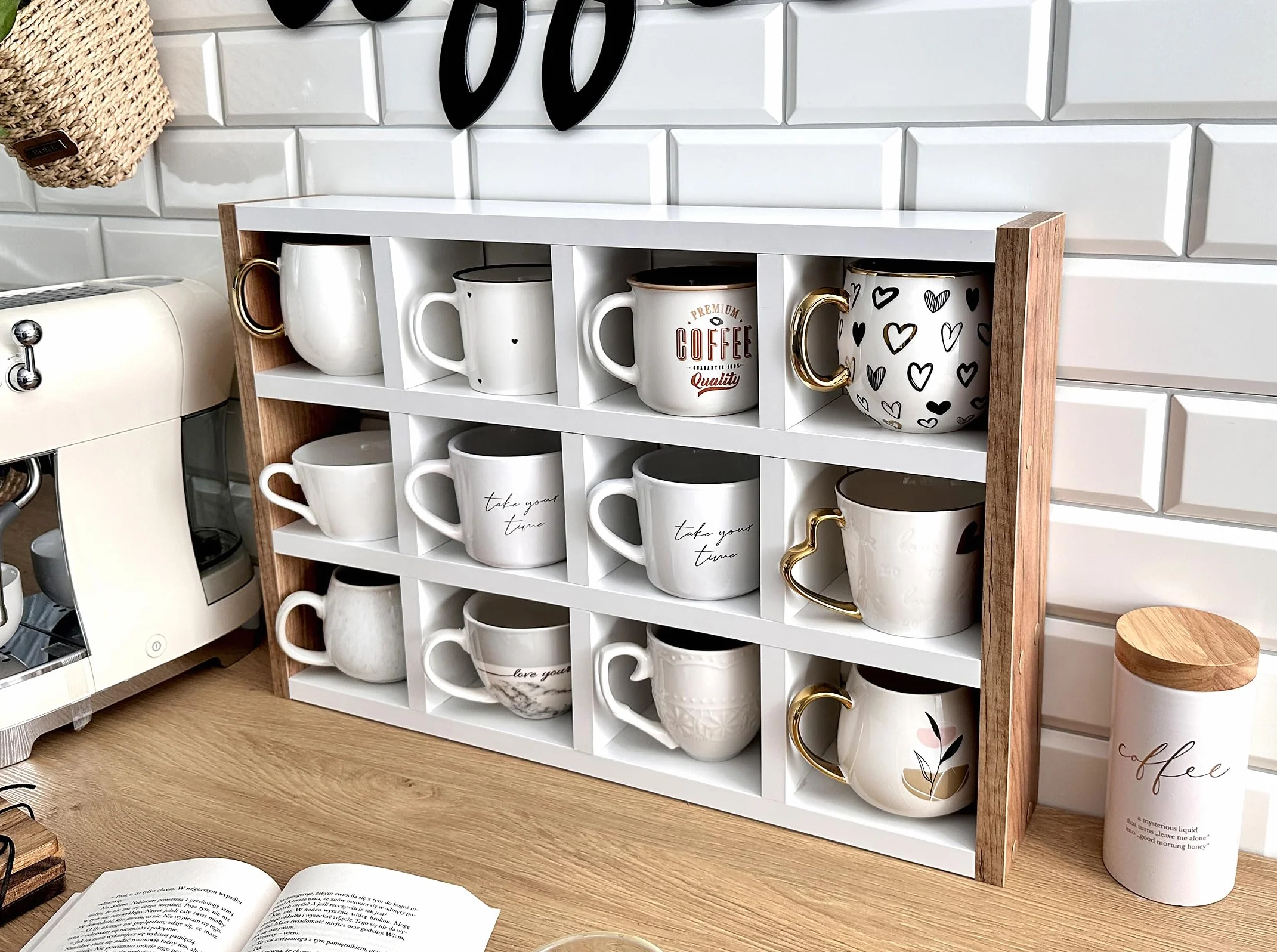 Stojąca półka na kubki – stylowy organizer na kubki, filiżanki i akcesoria | 12 przegródek | Bez montażu | Idealna do kuchni, jadalni i biura | Dąb Craft + biały
