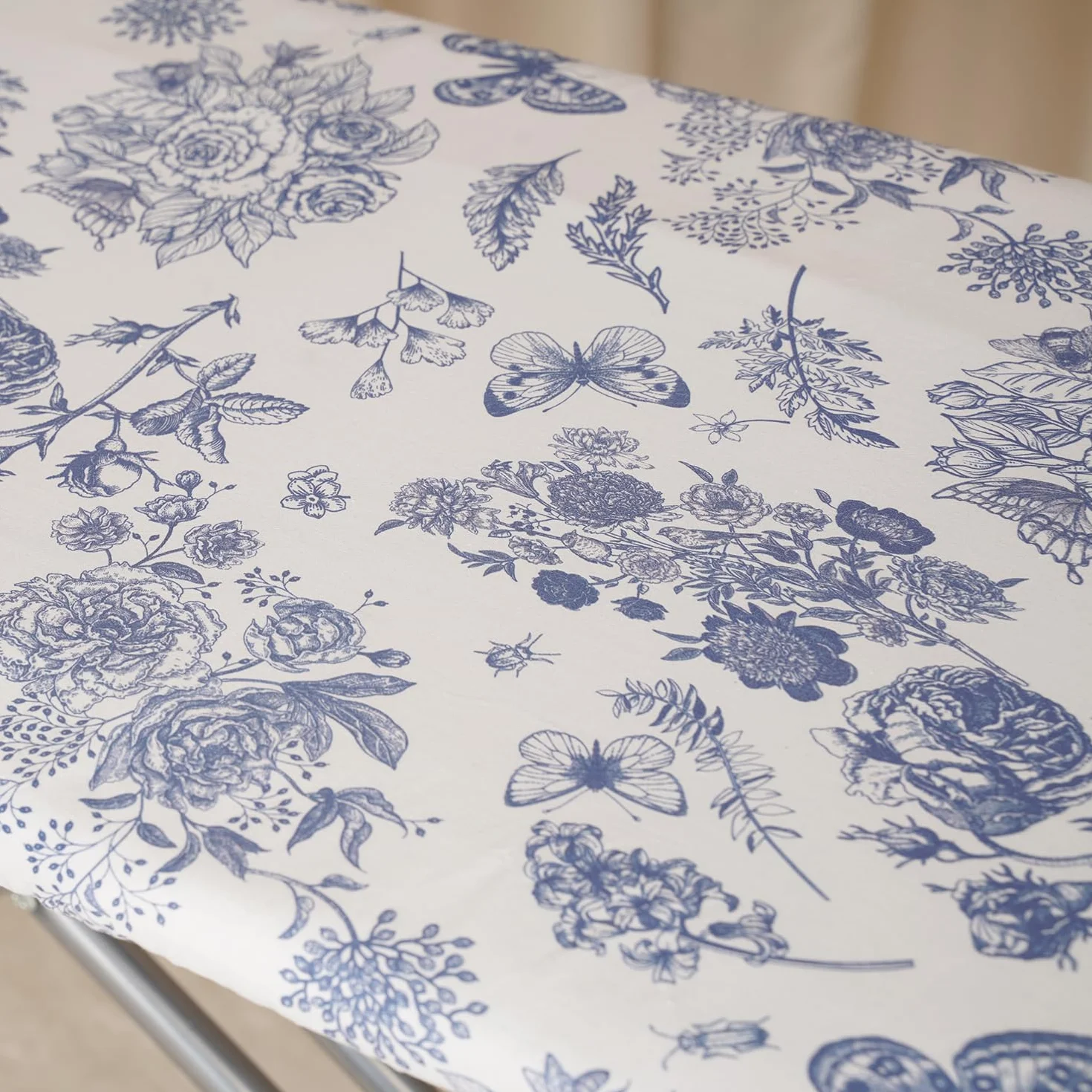 Duży pokrowiec na deskę do prasowania 150 x 55 cm, szeroki pokrowiec na deskę do prasowania z wyściółką filcową o grubości 6 mm, sznurek ściągający, zapięcia na rzepy, nadruk kwiatowy i