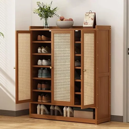 Rattanowa szafka na buty w stylu wiejskim, stylowy regał do przechowywania z drzwiami i otwartymi półkami, wszechstronny organizer do salonu, przedpokoju i szafy, idealne rozwiązanie do przechowywania