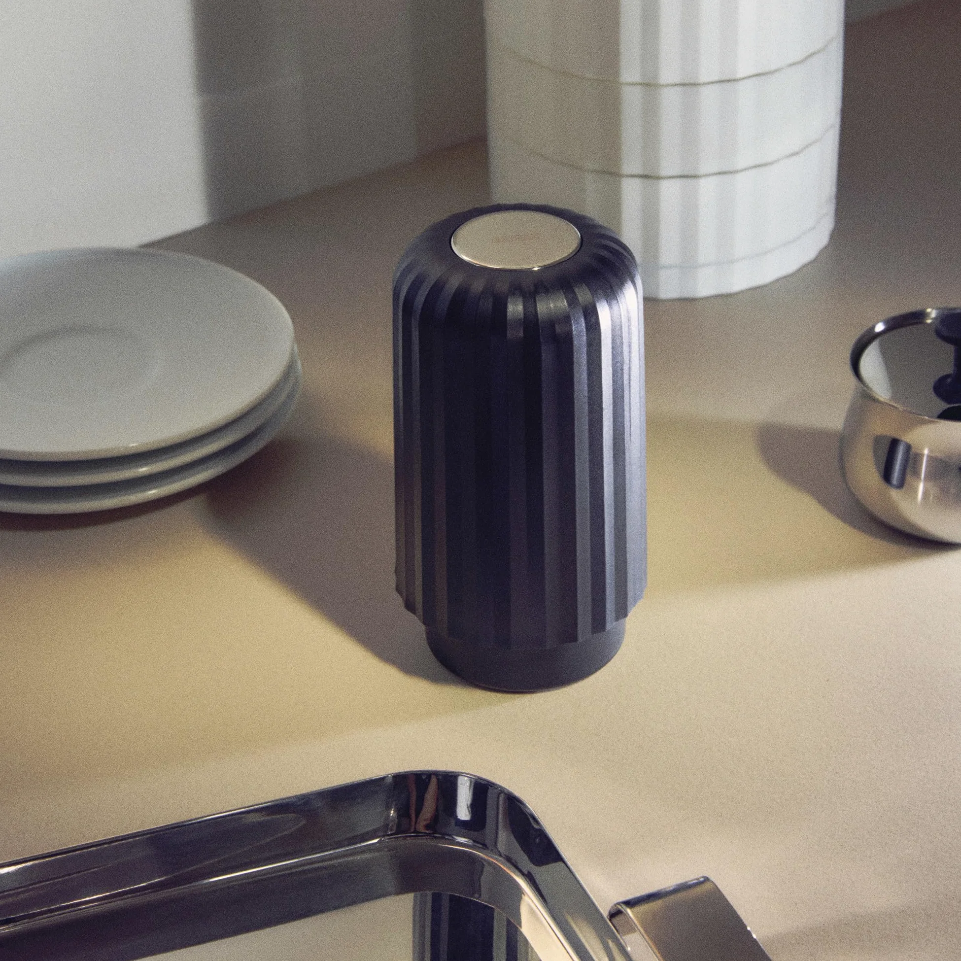 Alessi Plissé MDL20 B opróżniacz do kapsułek, kompatybilny z maszynami Nespresso i Vertuo, żywica termoplastyczna, średnica 8,3 cm, kolor czarny