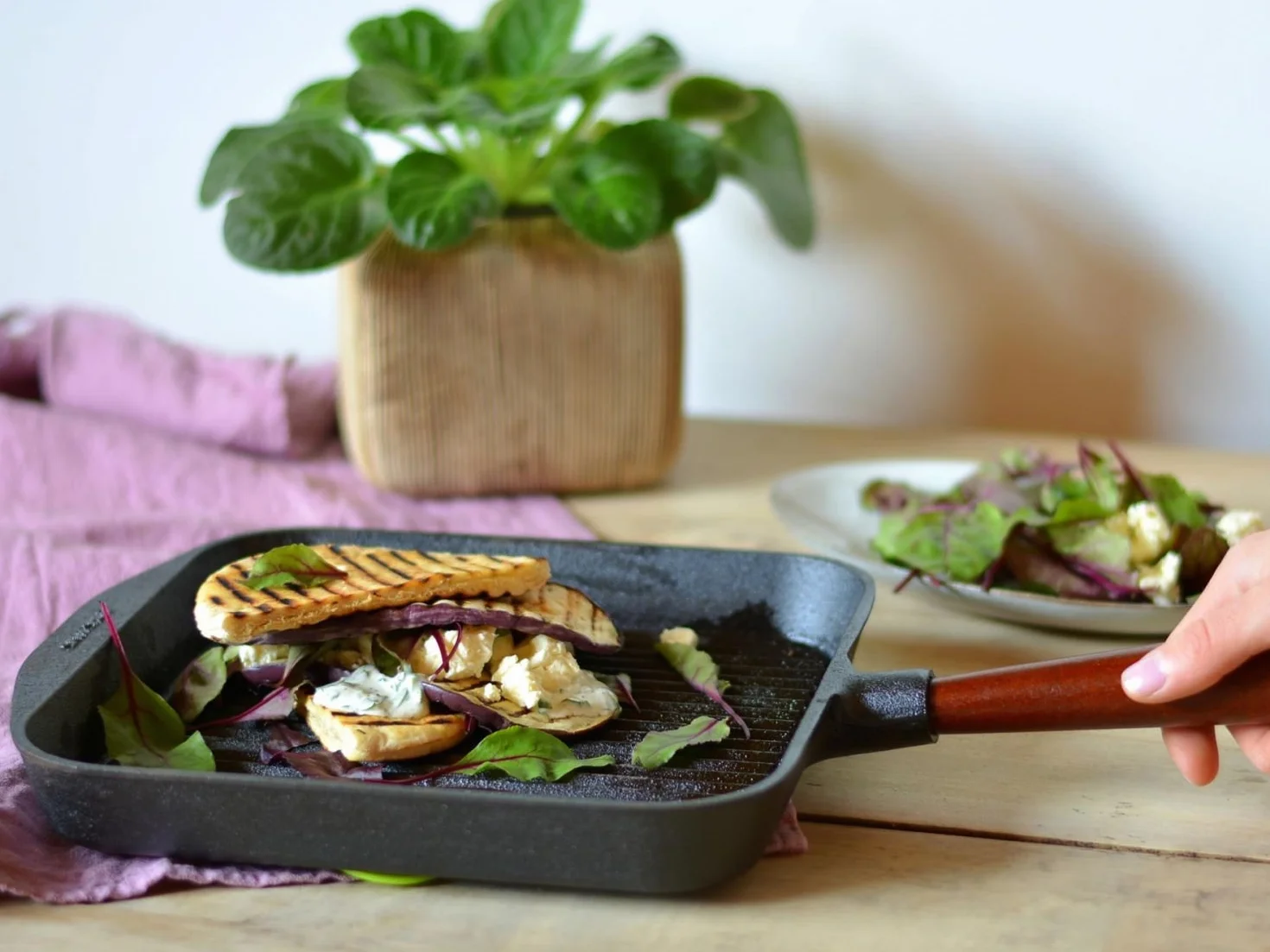 Skeppshult patelnia z drewnianym uchwytem, patelnia do serwowania, patelnia do grillowania/wok żeliwo + ściereczka z mikrofibry Prymo, kolor okrągły, rozmiar 22 cm