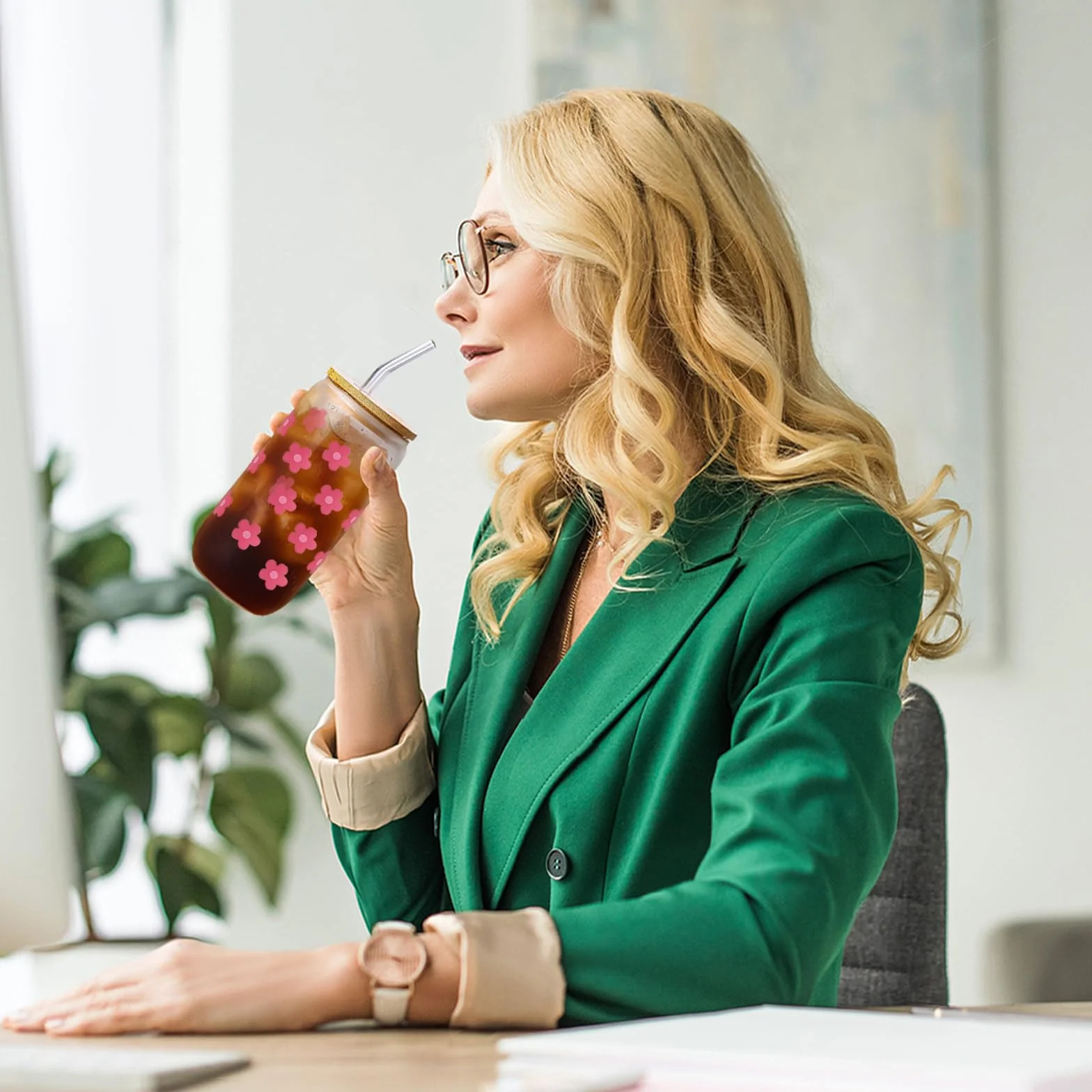 KATIMI Szklany kubek z kwiatami z pokrywką i słomką: 2 sztuki, 473 ml. Szklane kubki do bubble tea, kubeczki do lodów z pokrywką i słomką, różowy kubek z pokrywką i słomką do bubble tea, koktajlu
