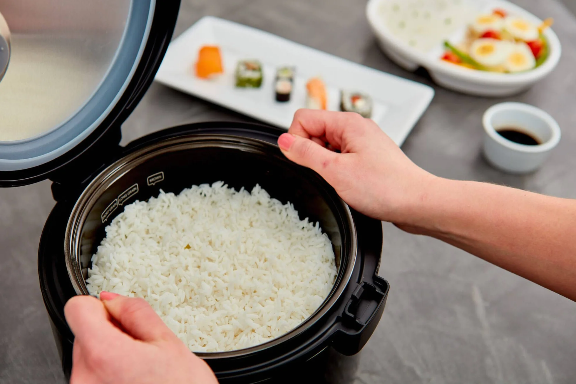 Yum Asia Kumo YumCarb Kuchenka ryżowa z ceramiczną miską i zaawansowaną logiką, (5,5 filiżanki, 1 litra), 5 funkcji gotowania ryżu, 3 funkcje multicookera, 220-240V UK/EU (Ciemna stal nierdzewna)