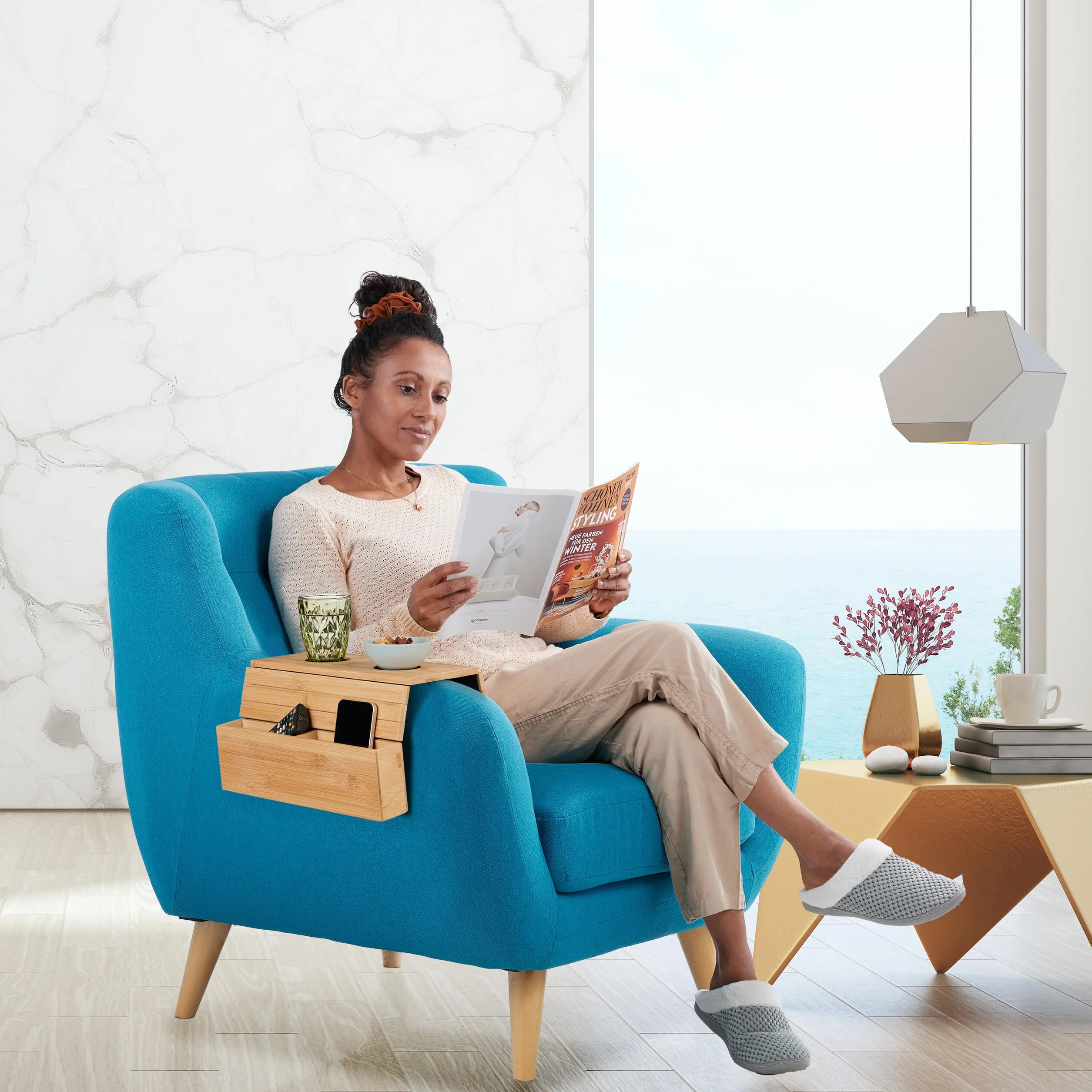 Relaxdays Taca na sofę z podłokietnikami, bambusowa, wys. x gł.: 5,5 x 50 x 33,5 cm, półka na sofę z podstawkami, 2 przegródki, naturalna/czarna