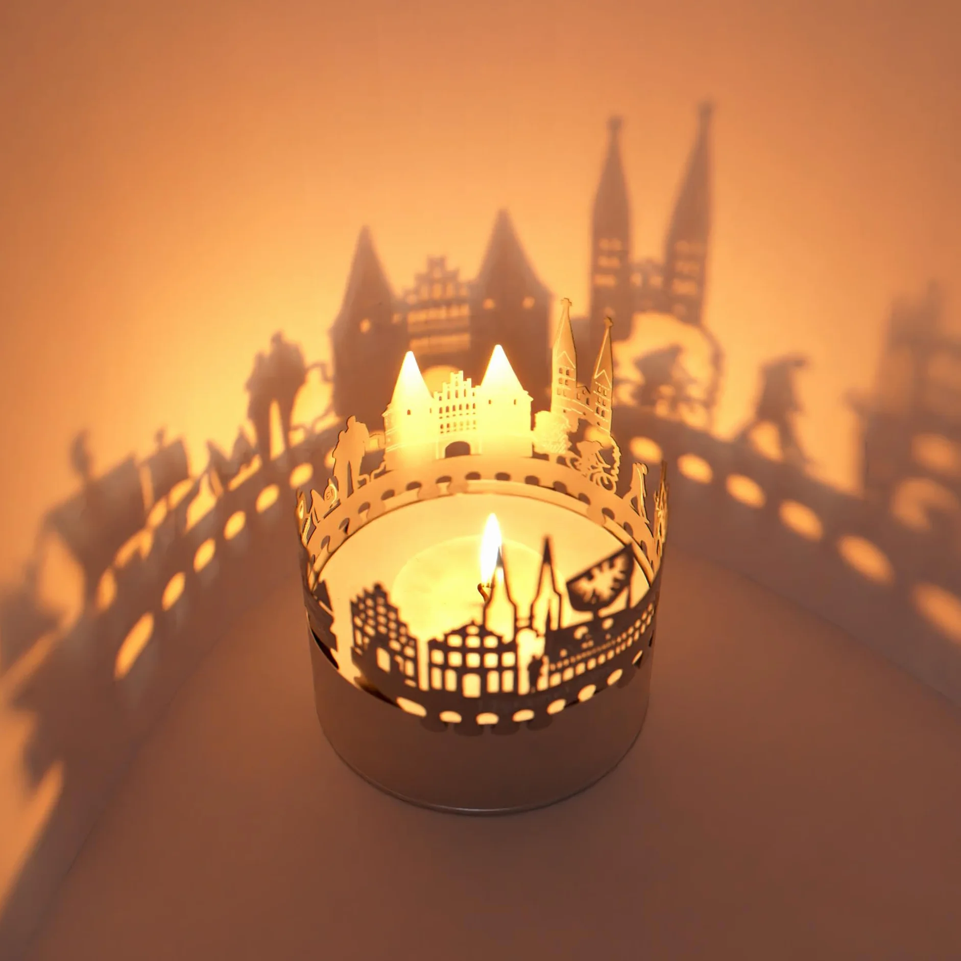 Lubeck Skyline Shadow Play – hipnotyzujący dodatek do świec, pamiątka z hanzeatyckiego miasta z urzekającą projekcją sylwetki