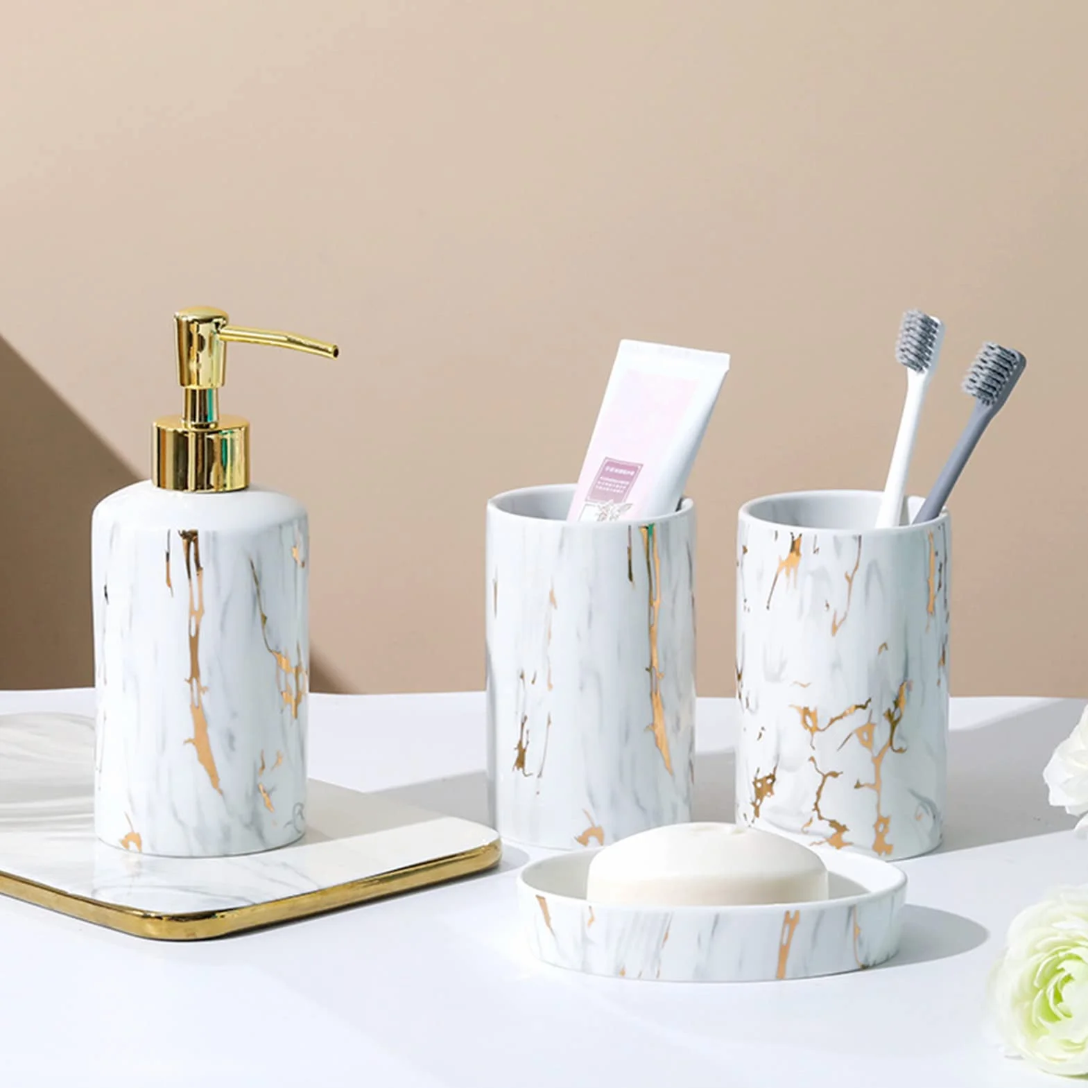 GIBZ Nowoczesny Stylowy Ceramiczny Zestaw 4-częściowy Do Kąpieli Zestaw Akcesoriów Do Blatu Mydelniczka, Uchwyt Na Szczotekę Do Zębów, Dozownik Mydła, Kubek Łazienkowy Biały