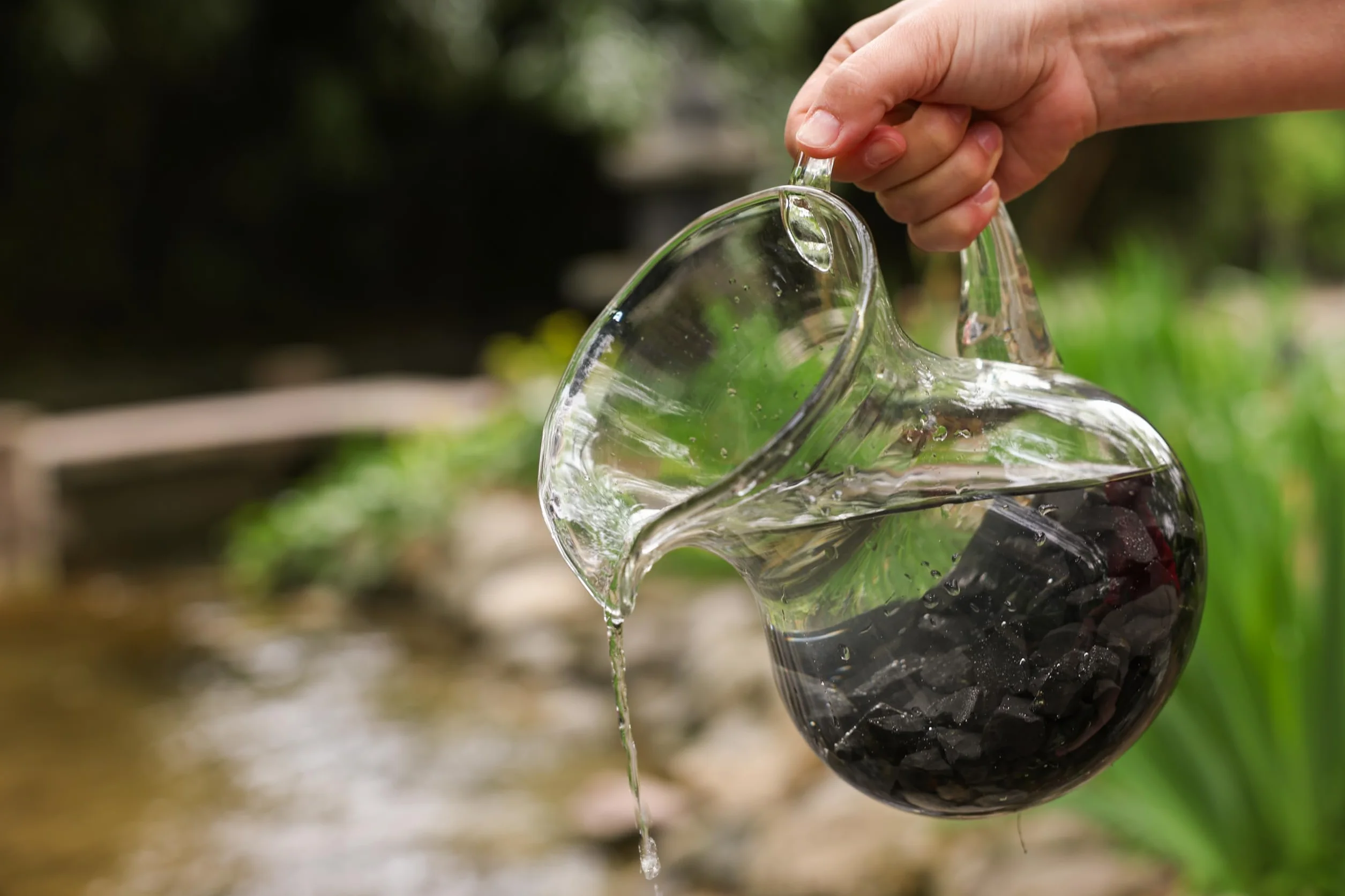 Heka Naturals Shungite Water Chips | Kryształy filtrujące wodę do wody pitnej, idealne do oczyszczania wody, kryształy lecznicze, dekoracja domu, idealne do stosowania jako filtr wody w sprzęcie kempingowym (0.5)