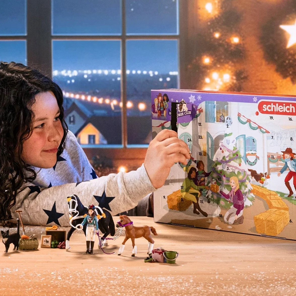 schleich HORSE CLUB | Kalendarz adwentowy HORSE CLUB 2025 – 99092 | z ruchomą figurką Lisy, 2 końmi, kotem, uzdą i wieloma akcesoriami | idealny prezent dla dzieci od 5 lat | 36 elementów