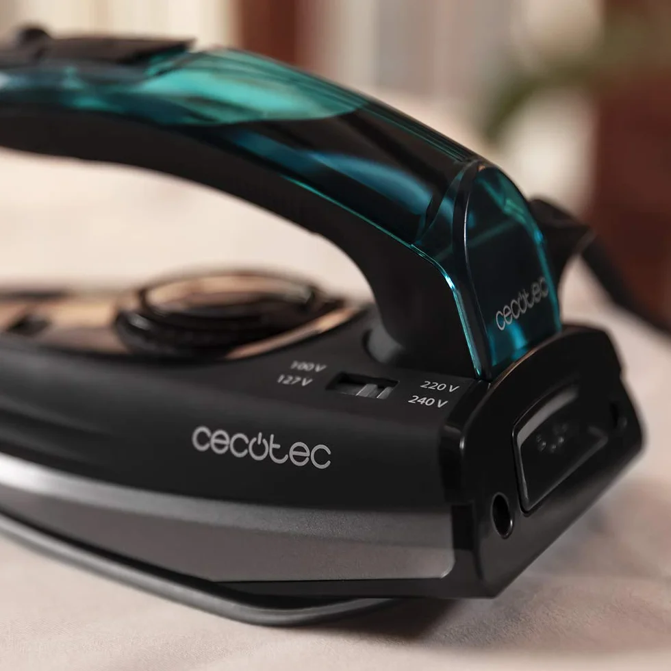 Cecotec Fast&Furious 4000 Travel. Moc 1200 W, ciągła para 20g/min, uderzenie pary 65 g/min, regulowana temperatura