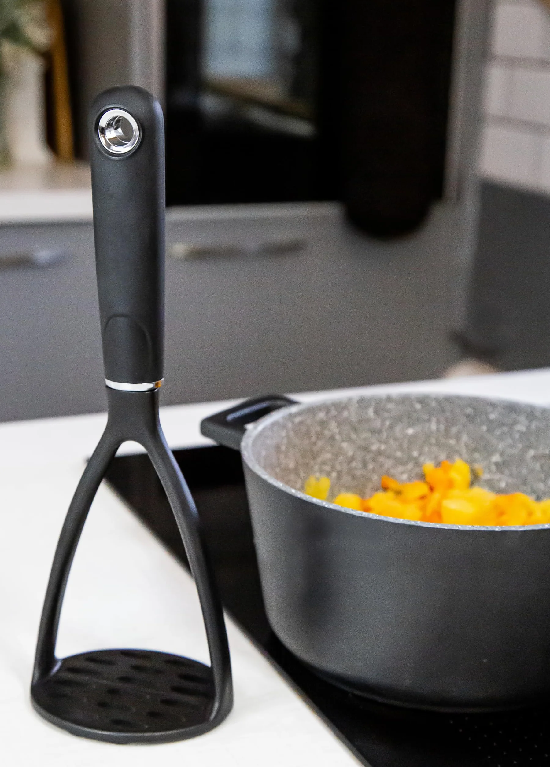 MasterClass Tłuczek do ziemniaków, ręczny tłuczek do ziemniaków ze stali nierdzewnej, ergonomiczne, miękkie w dotyku nylonowe uchwyty, 34 cm (13,4''), czarny