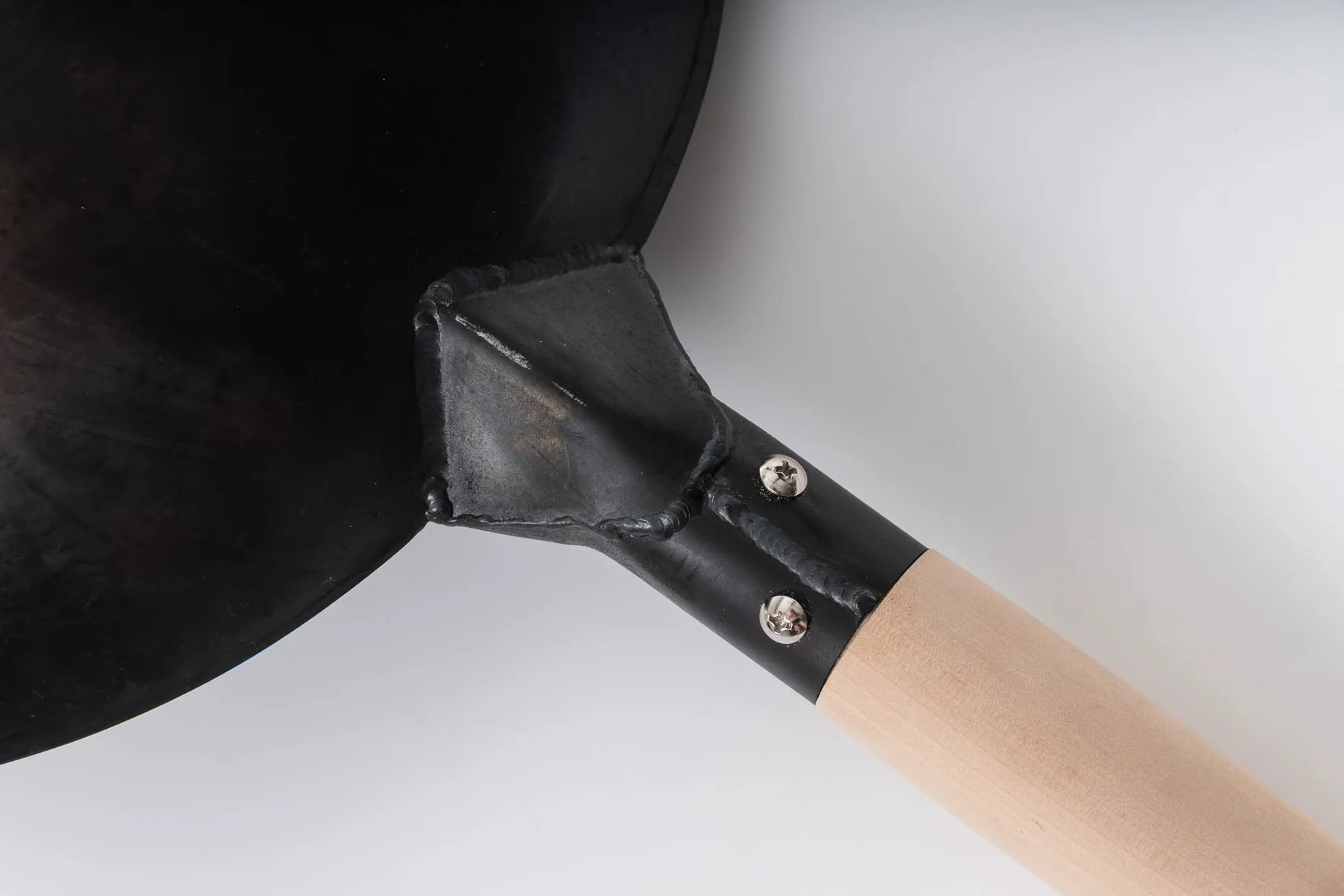 Craft Wok Black13 wstępnie sezonowany ręcznie młotkowany wok ze stali węglowej z drewnianym i stalowym uchwytem pomocniczym (33 cm, okrągłe dno)
