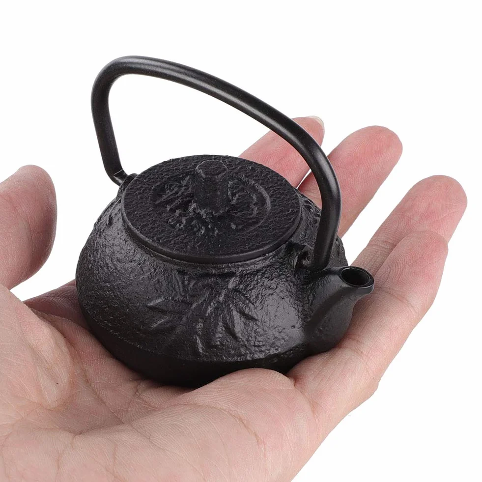 Mini żeliwny czajniczek, 50 ml czajnik Tetsubin w stylu japońskim z miedzianą rączką do pojedynczej porcji herbaty, mały zestaw do herbaty Teaware do dekoracji i parzenia