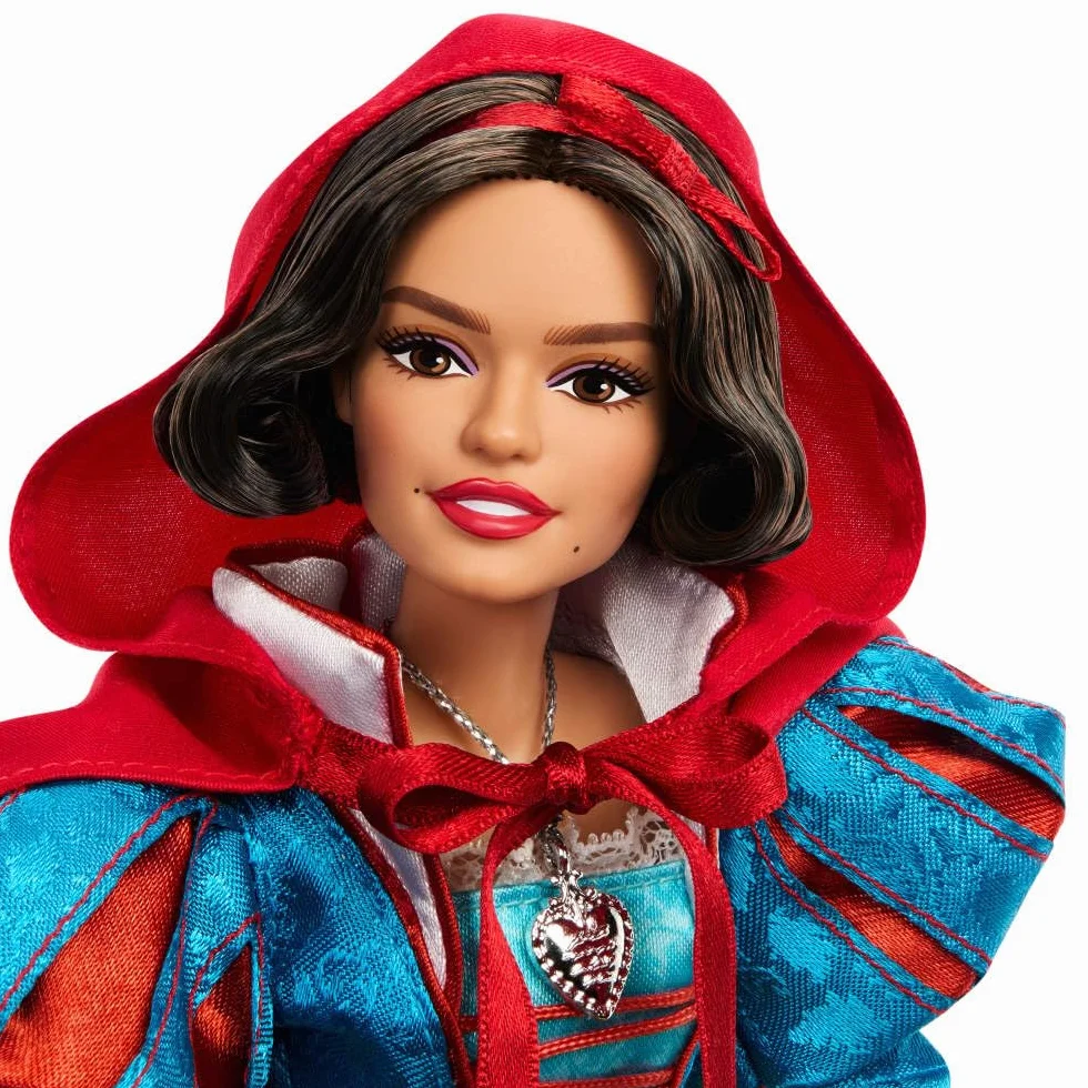 Mattel Disney Collector Królewna Śnieżka Lalka kolekcjonerska w ikonicznym stroju inspirowanym filmem aktorskim Disneya, prezent dla dzieci i dorosłych kolekcjonerów, HVY53