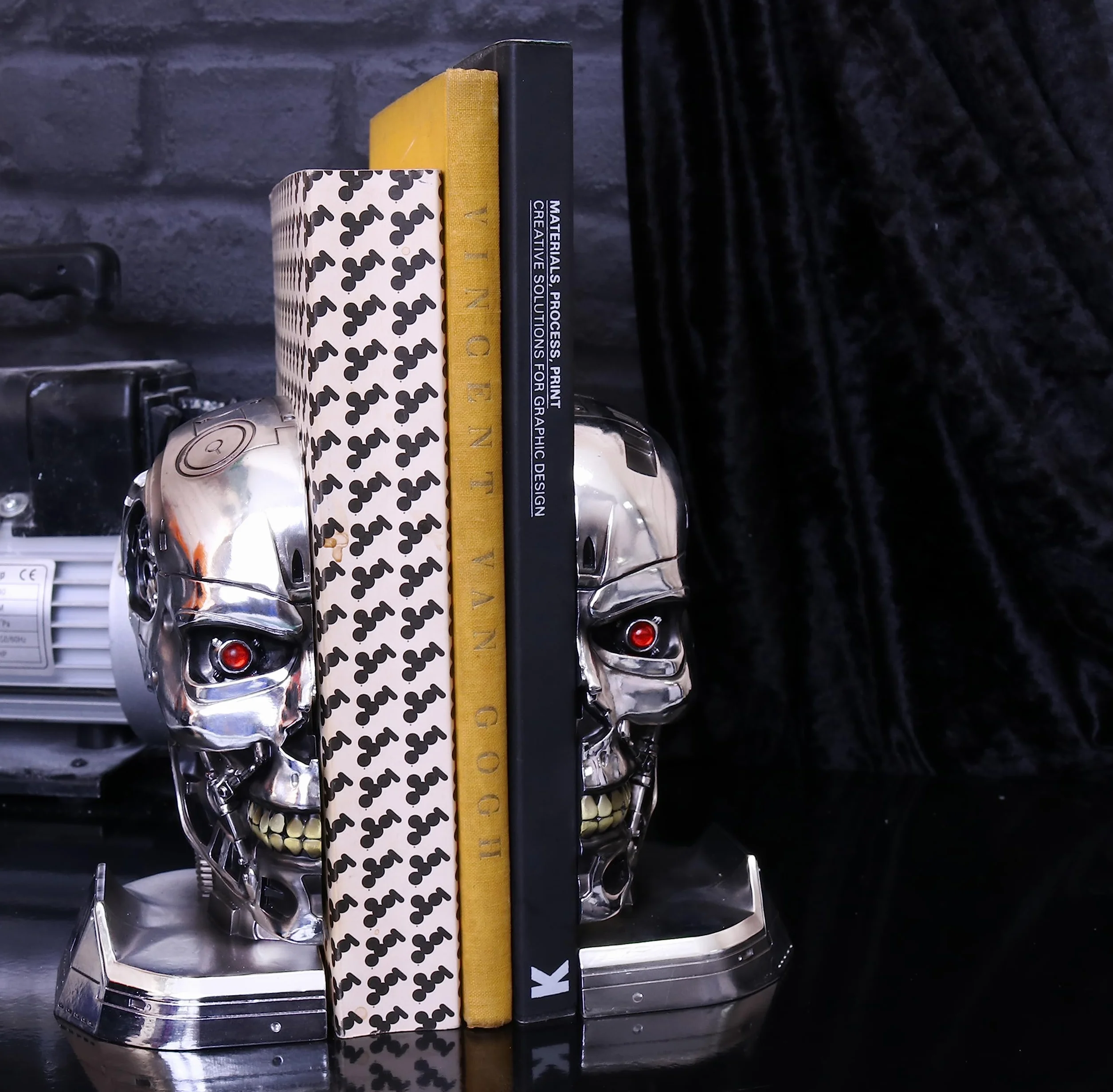 Nemesis Now Terminator 2 podpórki na książki 18,5 cm żywica syntetyczna srebrny