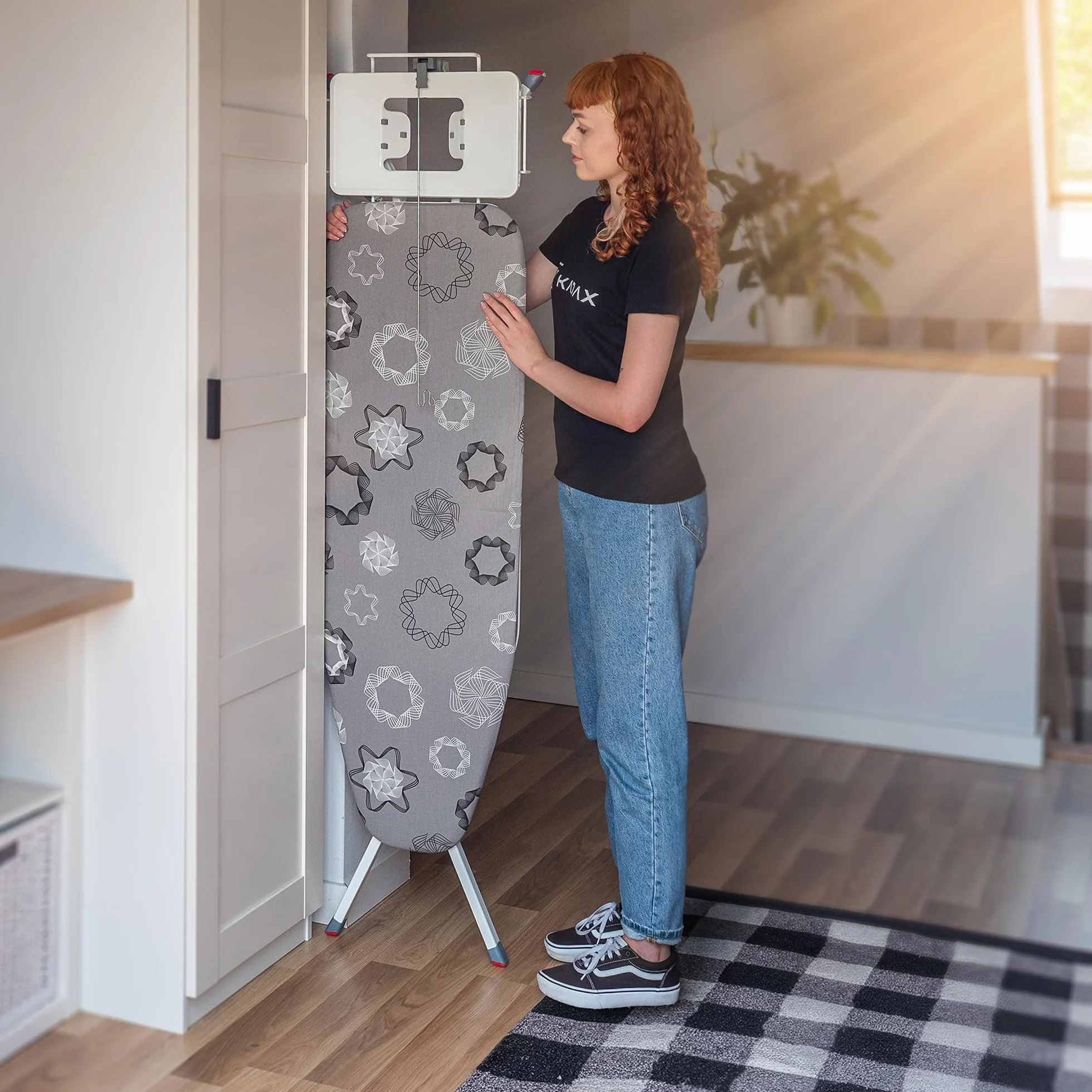 KADAX Deska do prasowania 120 x 38 cm do ubrań i pościeli z gniazdem elektrycznym i półką na żelazko, regulacja wysokości i antypoślizgowe nóżki zapewniają stabilność