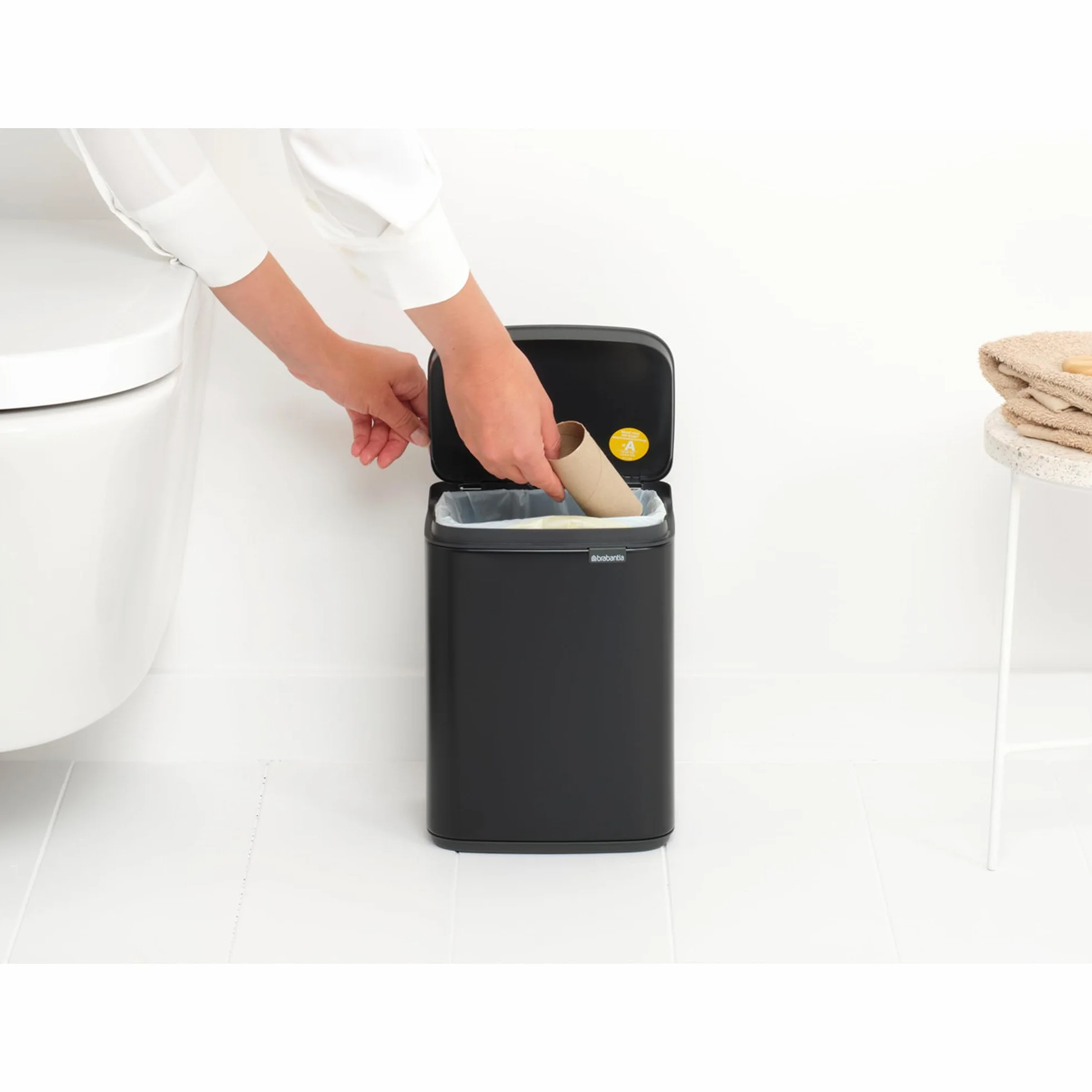 Brabantia - Kosz na śmieci Bo 4L - Mały i stylowy - Łatwe otwieranie i delikatne zamykanie - Kosz na Odpadki Higieniczny - Do montażu na ścianie - Do łazienki, toalety, sypialni - Matt Black