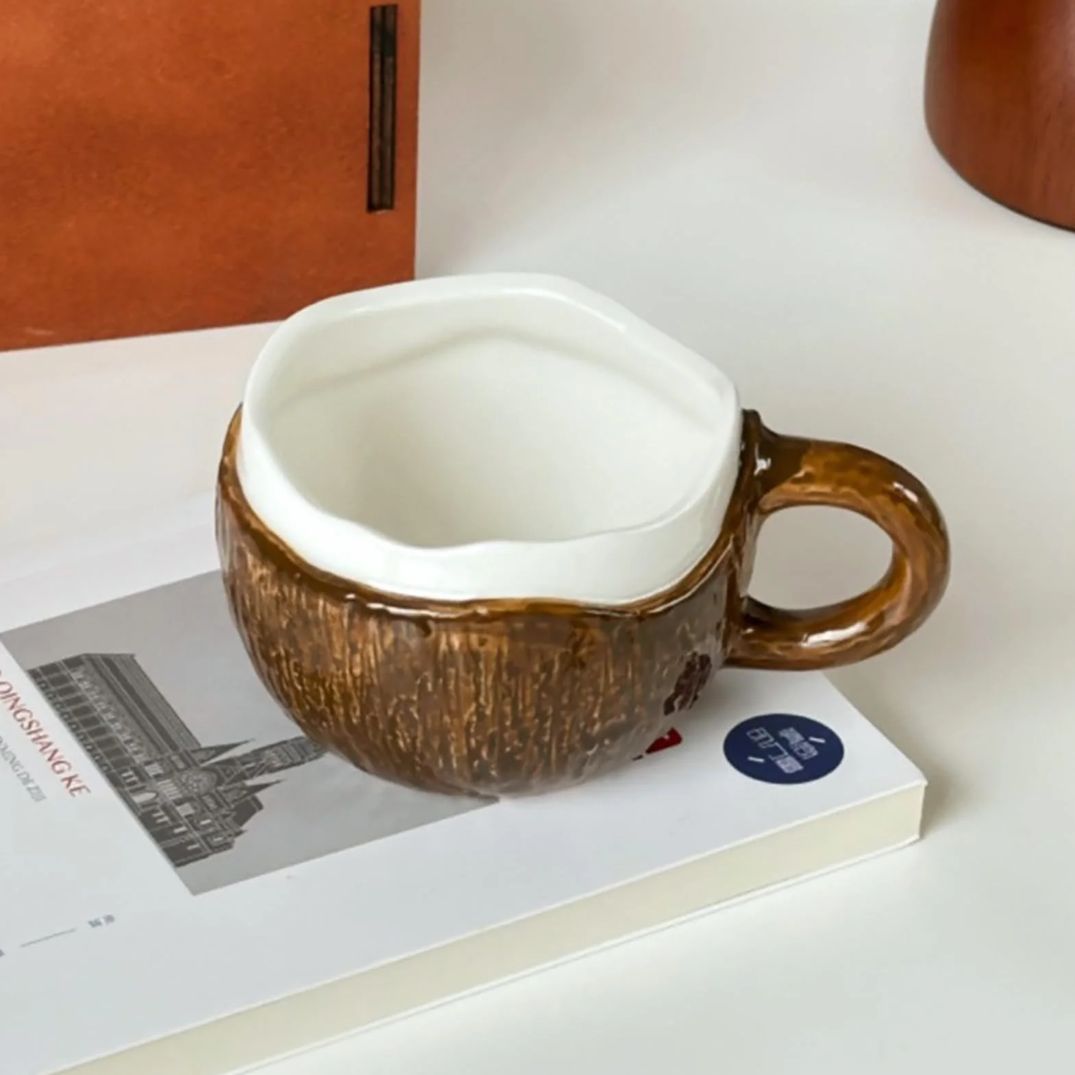 Ceramiczny kubek kokosowy 13 cm z łyżeczką tropikalny brązowy na koktajle