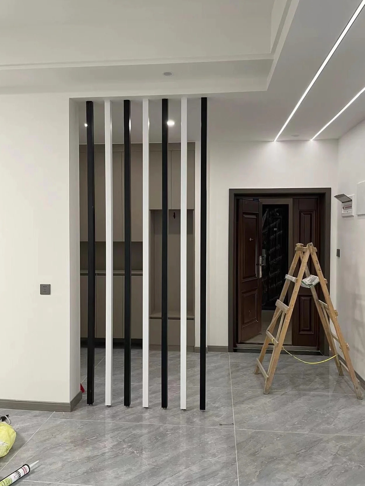 Wolnostojąca czarno-biała drewniana ścianka działowa do biura Alcove Studio Zwierzęta Sypialnia dla dzieci Chowany wysoki 2,4 m/ 2,3 m/ 2,2 m/ 2,1 m Stylowa dekoracja ścienna