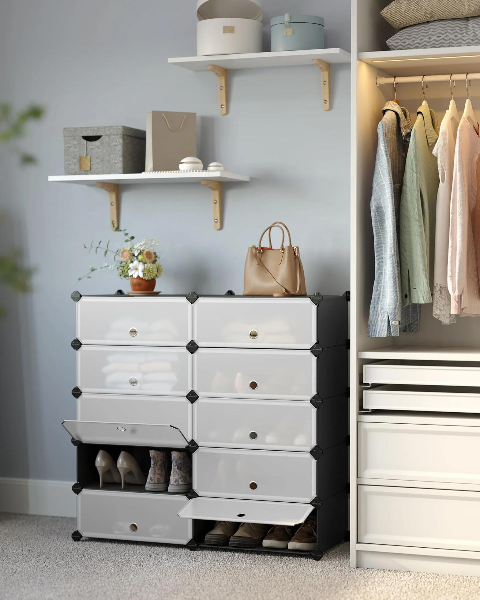 SONGMICS Zamykany stojak na buty, prostokątny organizer, 10-szczelinowy modułowy regał do przechowywania DIY, każdy moduł 40 x 30 x 17 cm, szafa z tworzywa sztucznego z drzwiami, czarny LPC10HV1